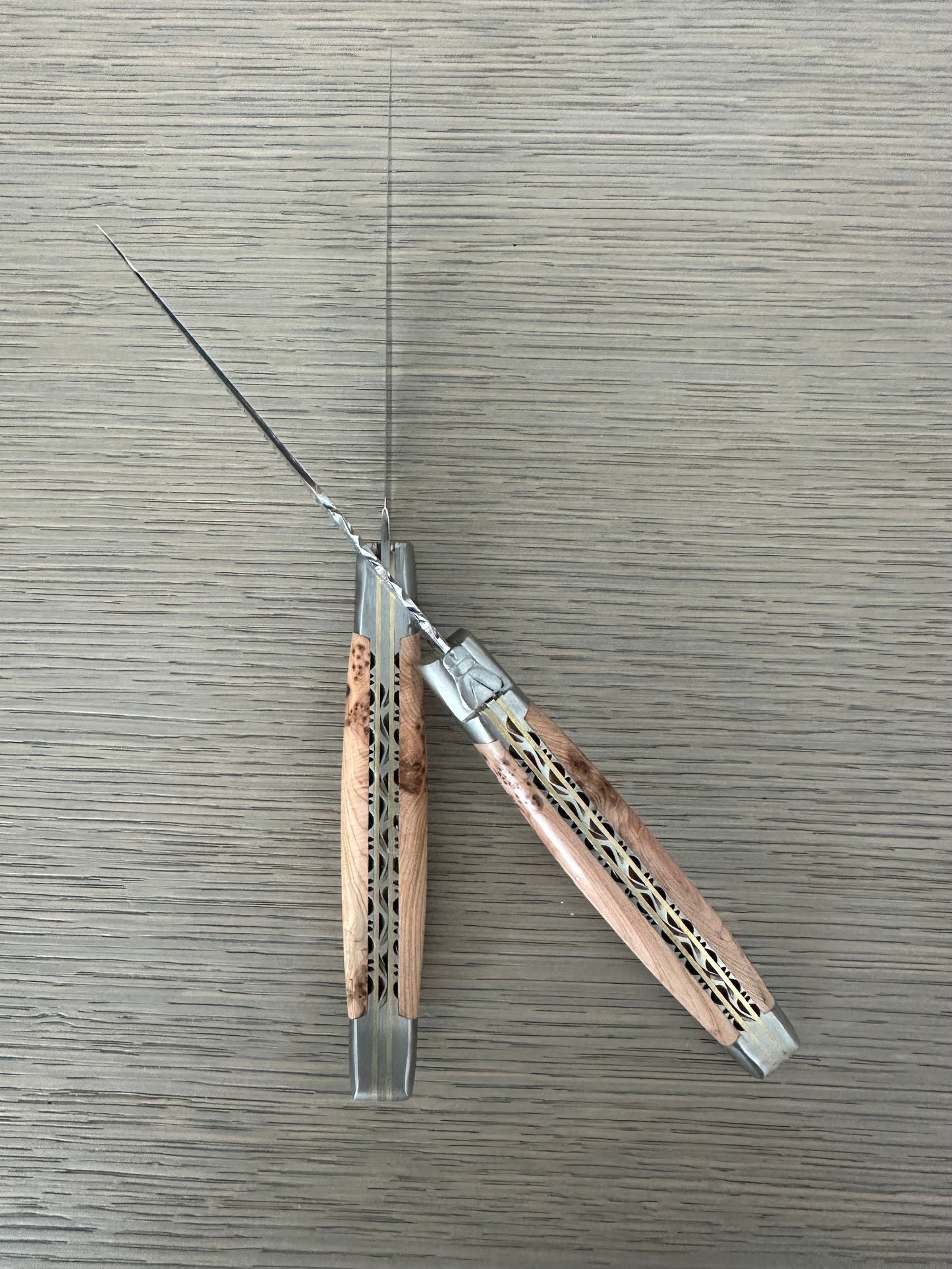 Laguiole en Aubrac طقم سكاكين ستيك فاخرة مصنوعة يدويًا من الفولاذ المقاوم للصدأ والنحاس مكون من 4 قطع مع مقابض من خشب العرعر