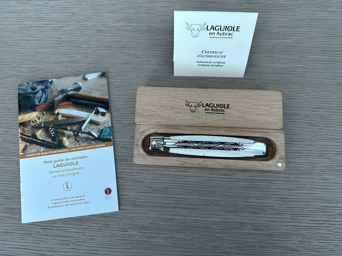 Laguiole en Aubrac 手工爆炸大马士革双层多用途刀,带闪亮枕垫,水牛角手柄,4.75 英寸