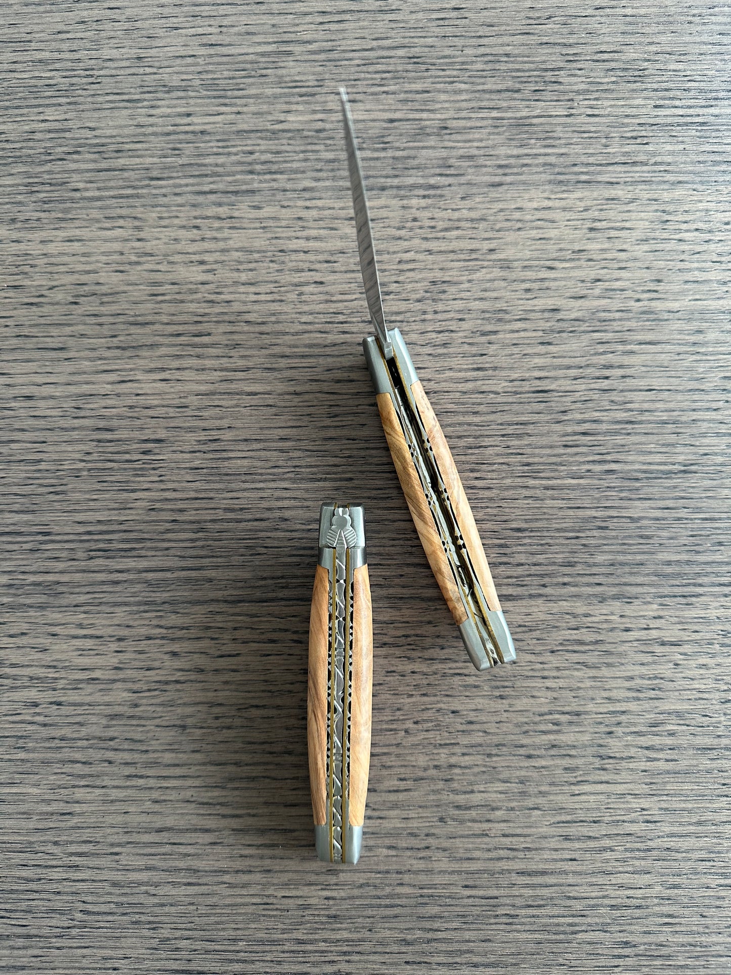 Laguiole en Aubrac 手工爆炸大马士革双层多用途刀,带闪亮枕垫,Aubrac 木柄,4.75 英寸