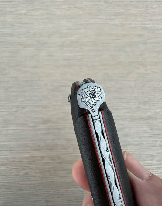 Laguiole en Aubrac Handcrafted Plate Folding Knife "Terre de Aubrac" with Daffodil Bee