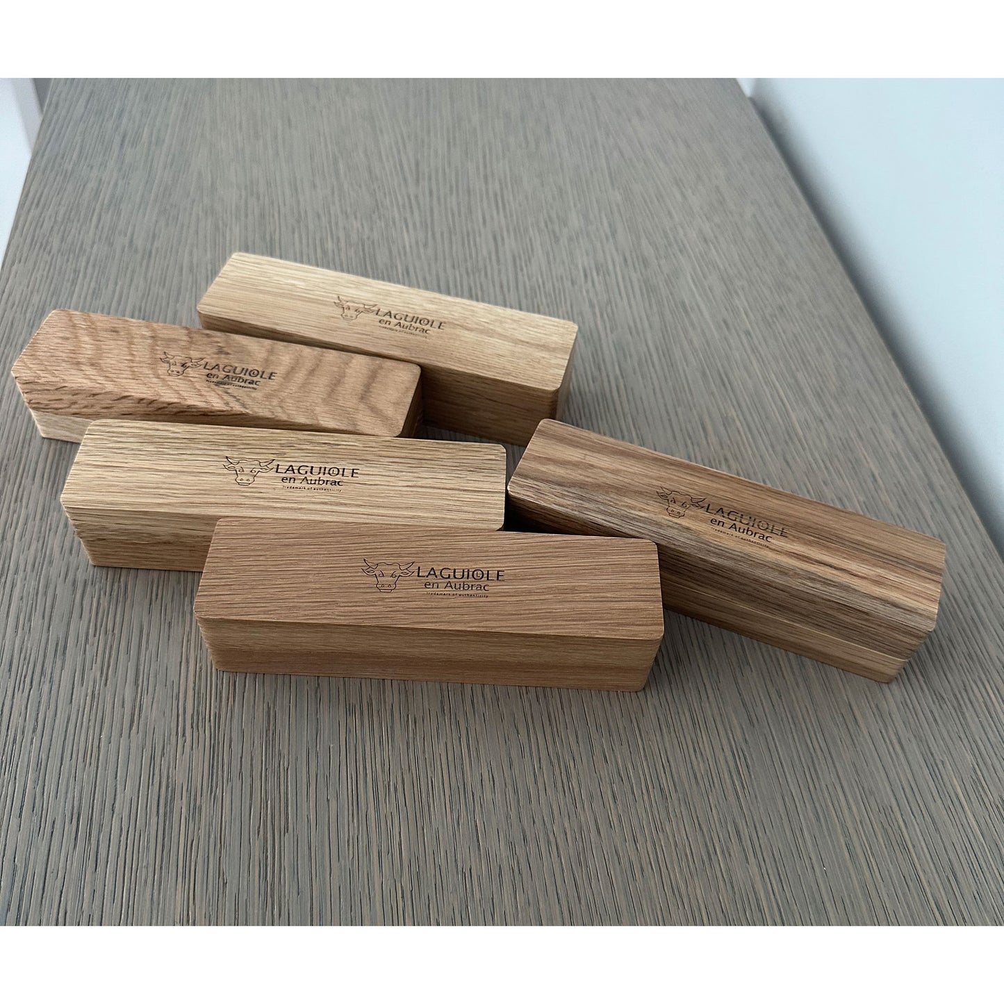 Laguiole en Aubrac หรูหรา Handcrafted สแตนเลสและทองเหลืองชุบคู่ 4 ชิ้นชุดมีดสเต็กพร้อมด้ามไม้ Juniper