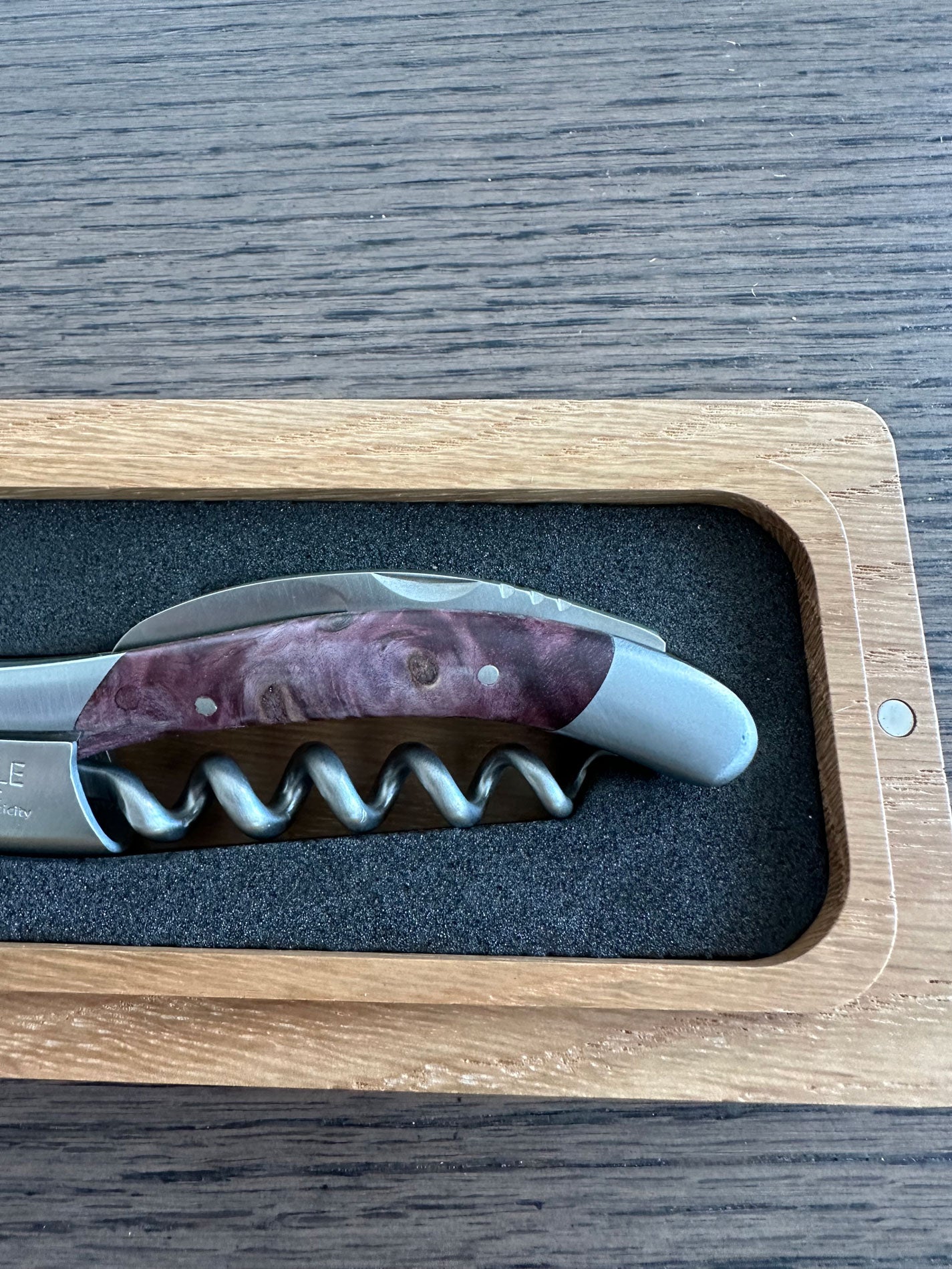 Sacacorchos de camarero Laguiole en Aubrac Sommelier con mango de nudo de álamo morado estabilizado, refuerzo cepillado