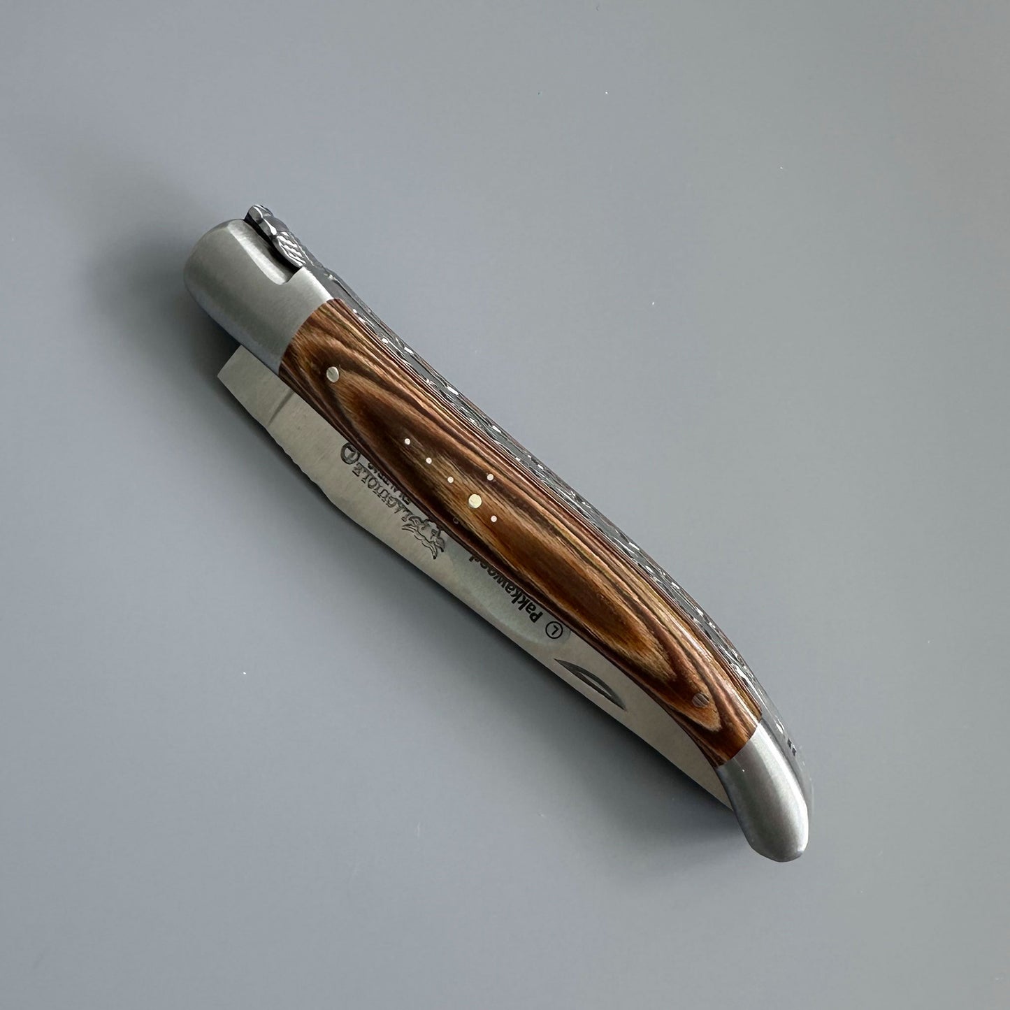 Laguiole en Aubrac Handcrafted Explosion Damascus Cuchillo multiusos de doble chapado con refuerzos brillantes, mango de cuerno de búfalo, 4.75 pulgadas