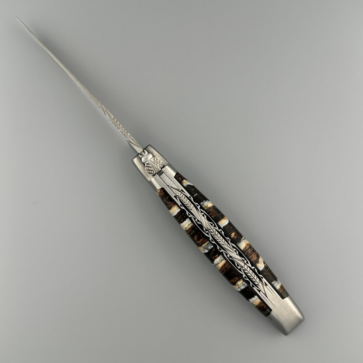 Laguiole en Aubrac Double-Plated Molar Knife – Brown & Blue, 4.75″