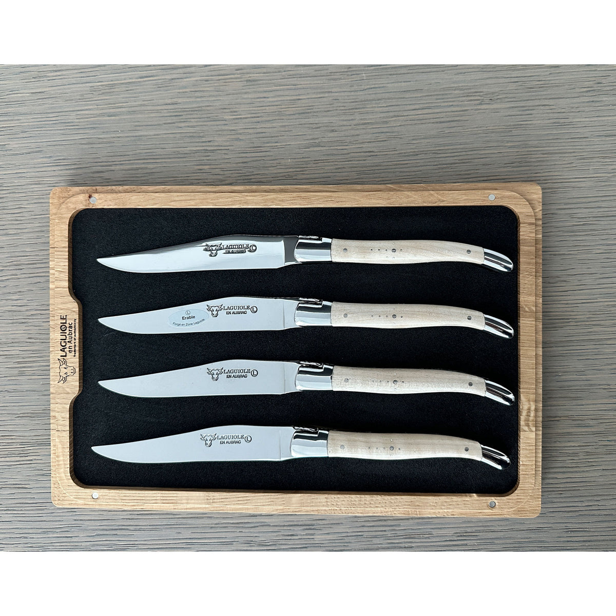 Laguiole en Aubrac ชุดมีดสเต็ก 4 ชิ้นชุบด้วยมือพร้อมด้ามไม้เมเปิลหยักธรรมชาติ