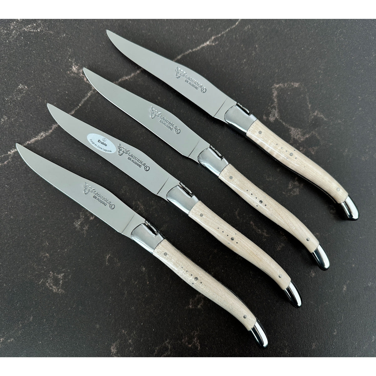 Laguiole en Aubrac ชุดมีดสเต็ก 4 ชิ้นชุบด้วยมือพร้อมด้ามไม้เมเปิลหยักธรรมชาติ