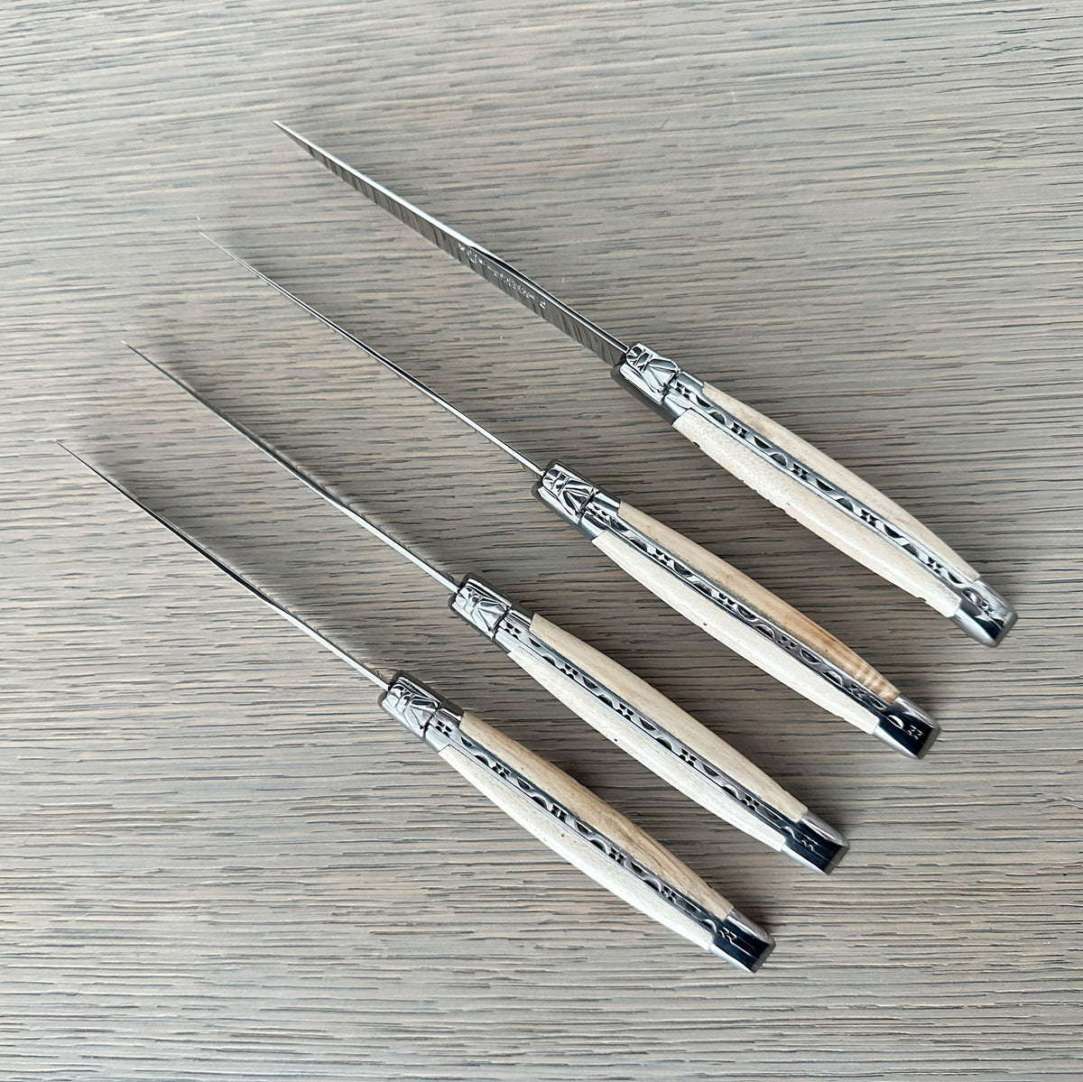 Laguiole en Aubrac ชุดมีดสเต็ก 4 ชิ้นชุบด้วยมือพร้อมด้ามไม้เมเปิลหยักธรรมชาติ