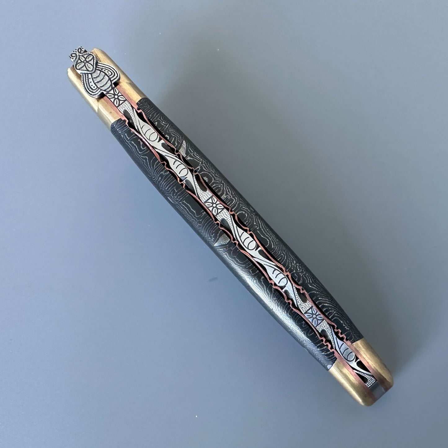Belle Pièce Laguiole knife, closed, showing carbon fibre handle with maze pattern
