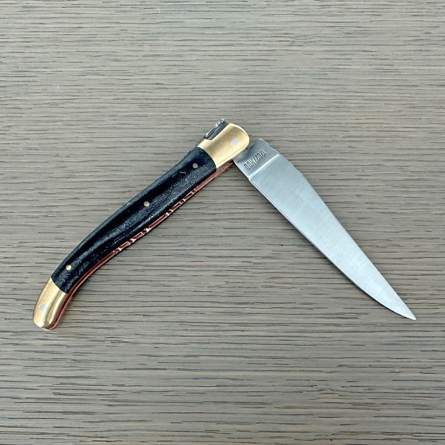 Carbon fibre reverse side handle with maze pattern and brass rivets, Laguiole en Aubrac