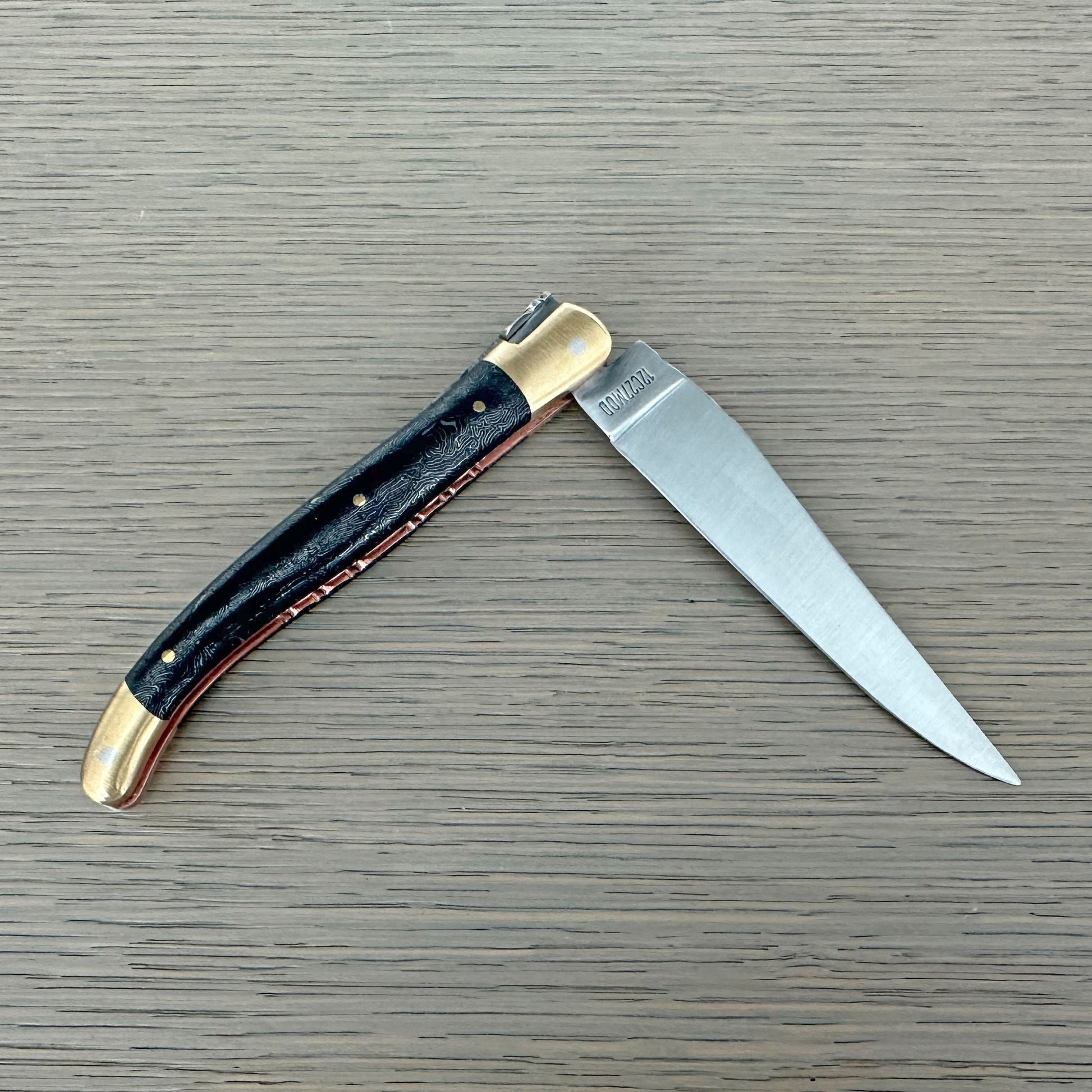 Carbon fibre reverse side handle with maze pattern and brass rivets, Laguiole en Aubrac