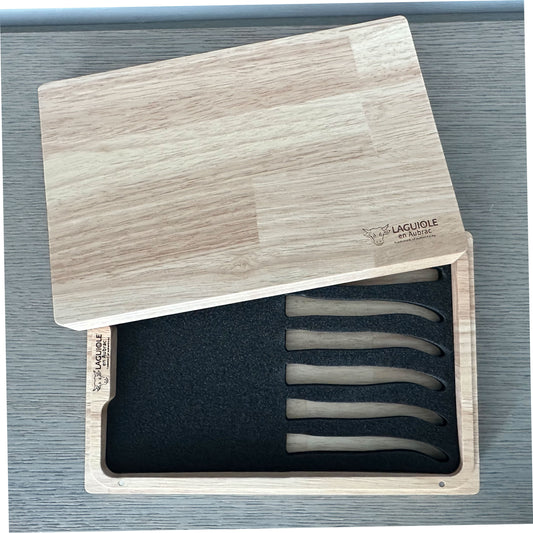 Laguiole en Aubrac Juego de cuchillos para bistec de 4 piezas con doble baño de latón y acero inoxidable hechos a mano de lujo con mangos de madera de enebro