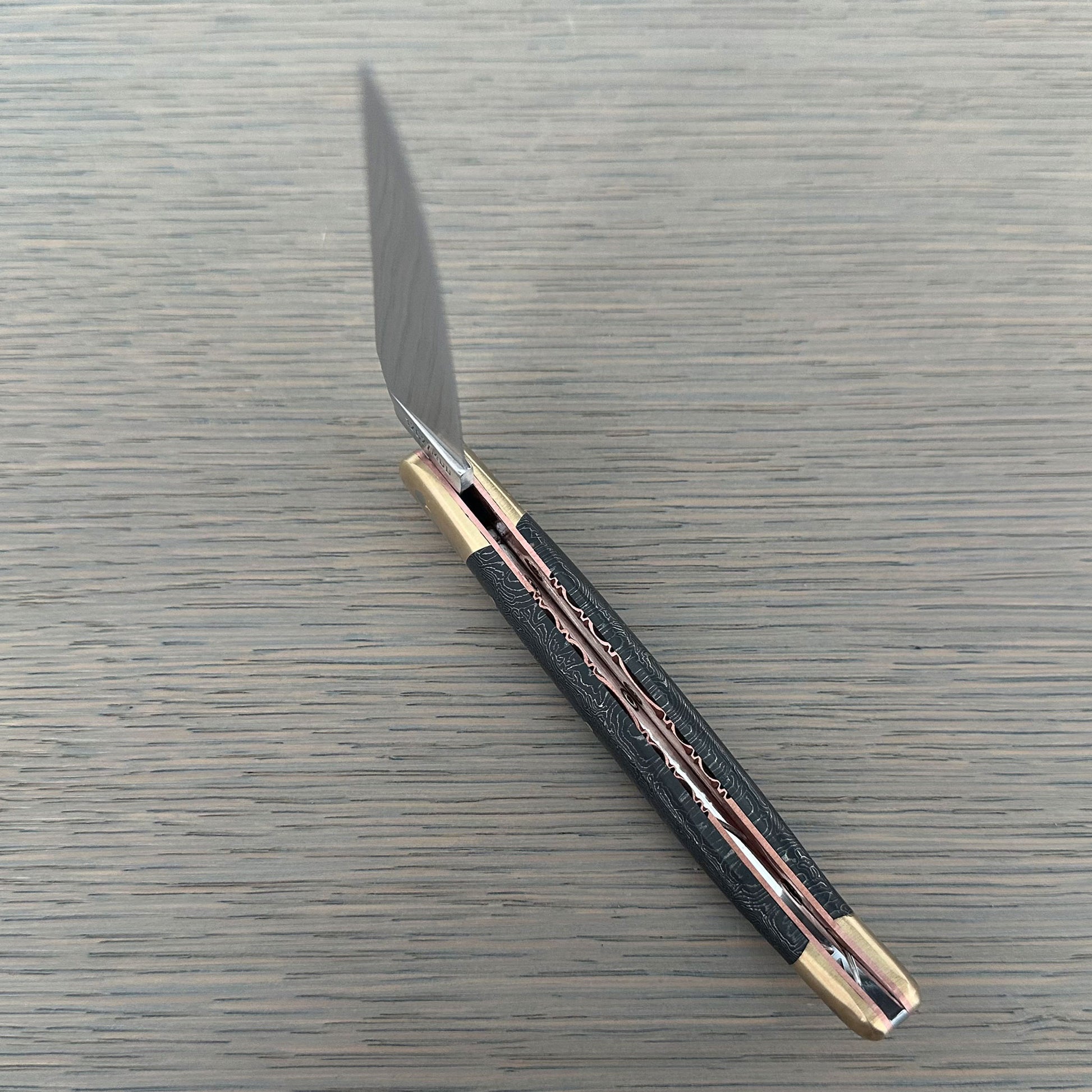 Copper inlay detail on Laguiole en Aubrac Belle Pièce knife handle