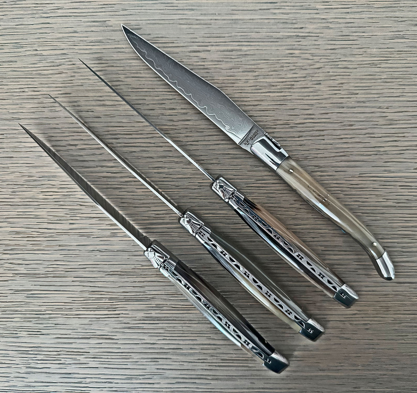 Laguiole en Aubrac 4-Piece Handcrafted French Steak Knife Set with Damascus Blades  | Solid Horn Handles
