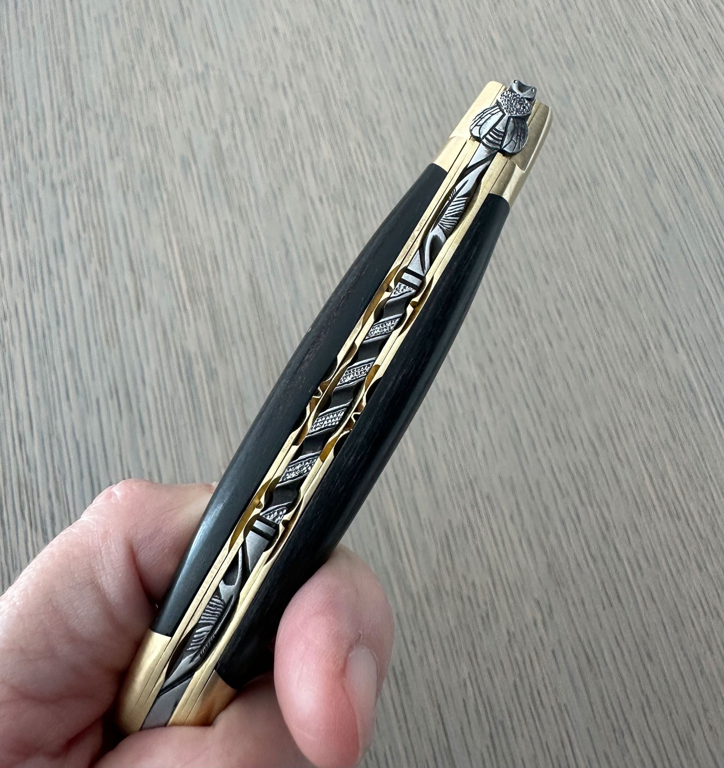 Laguiole en Aubracブラッシュドハンドクラフトラグジュアリーダブルプレートマルチパーパスナイフ、バックアイブルーハンドル、4.75インチ