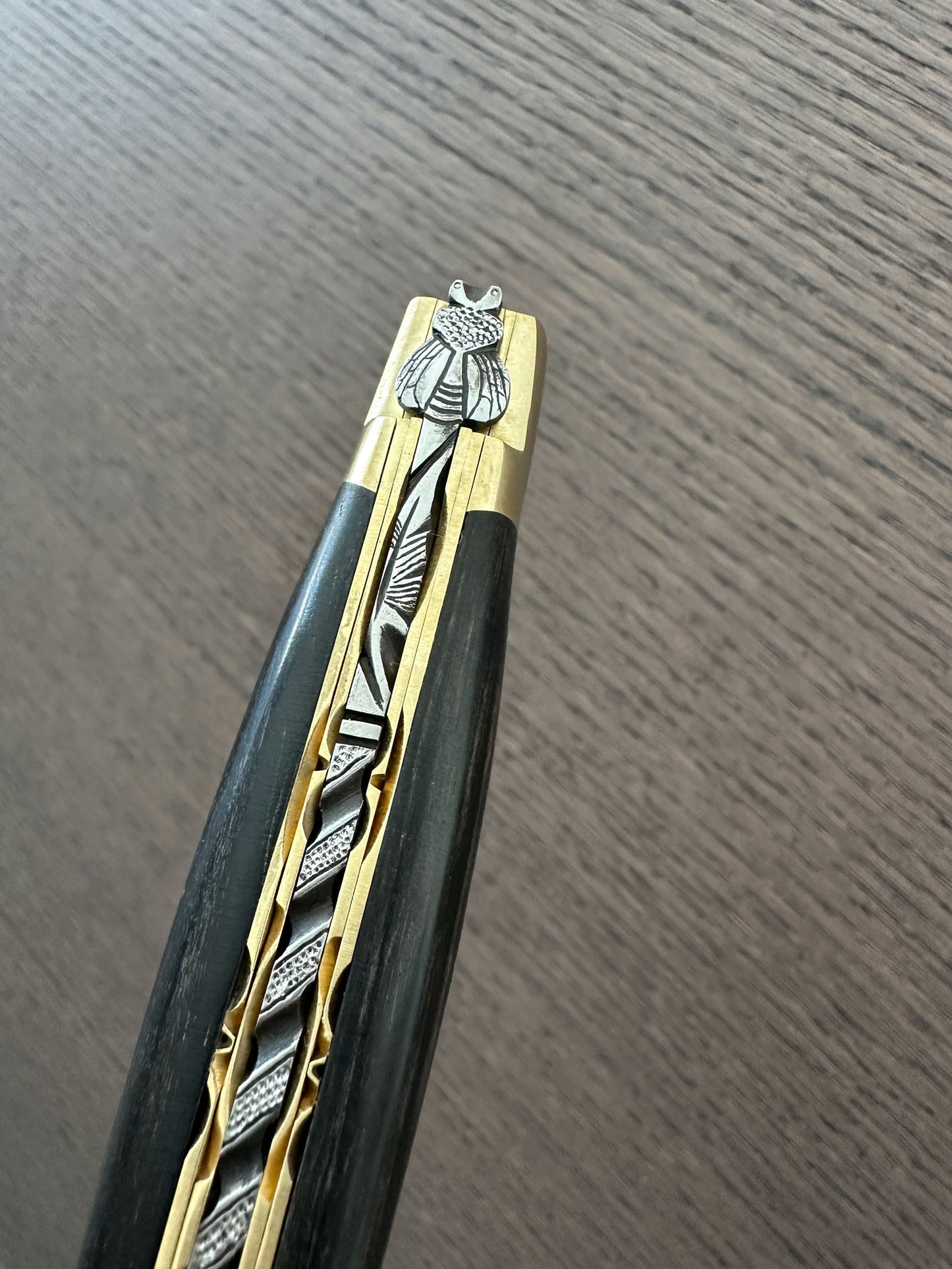 Laguiole en Aubracブラッシュドハンドクラフトラグジュアリーダブルプレートマルチパーパスナイフ、バックアイブルーハンドル、4.75インチ
