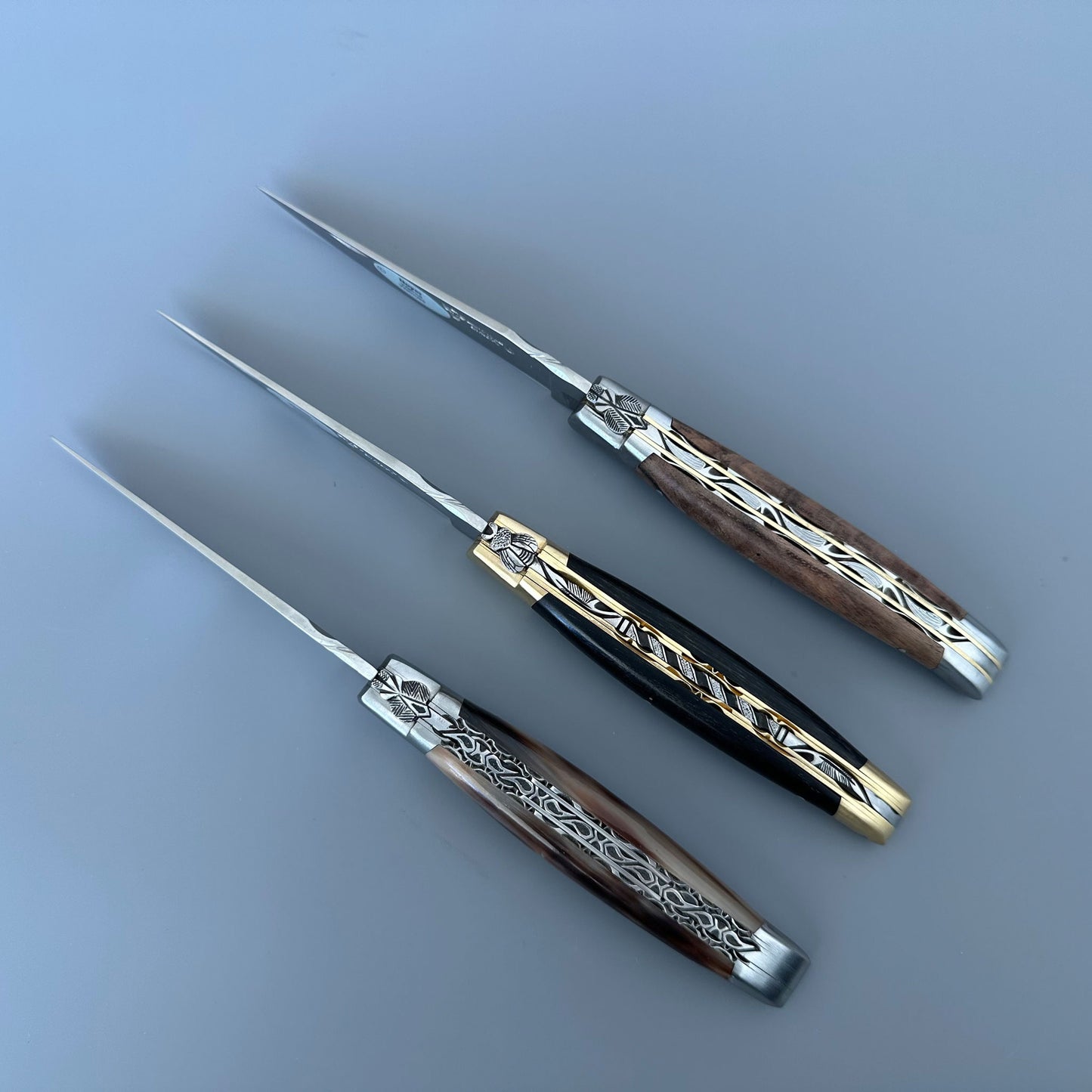 Laguiole en Aubracブラッシュドハンドクラフトラグジュアリーダブルプレートマルチパーパスナイフ、バックアイブルーハンドル、4.75インチ