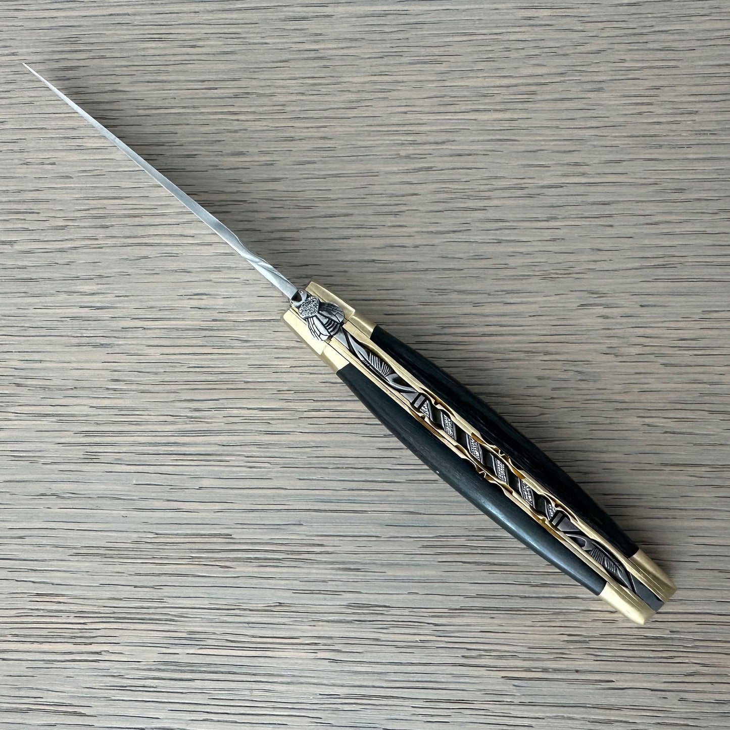 Laguiole en Aubracブラッシュドハンドクラフトラグジュアリーダブルプレートマルチパーパスナイフ、バックアイブルーハンドル、4.75インチ
