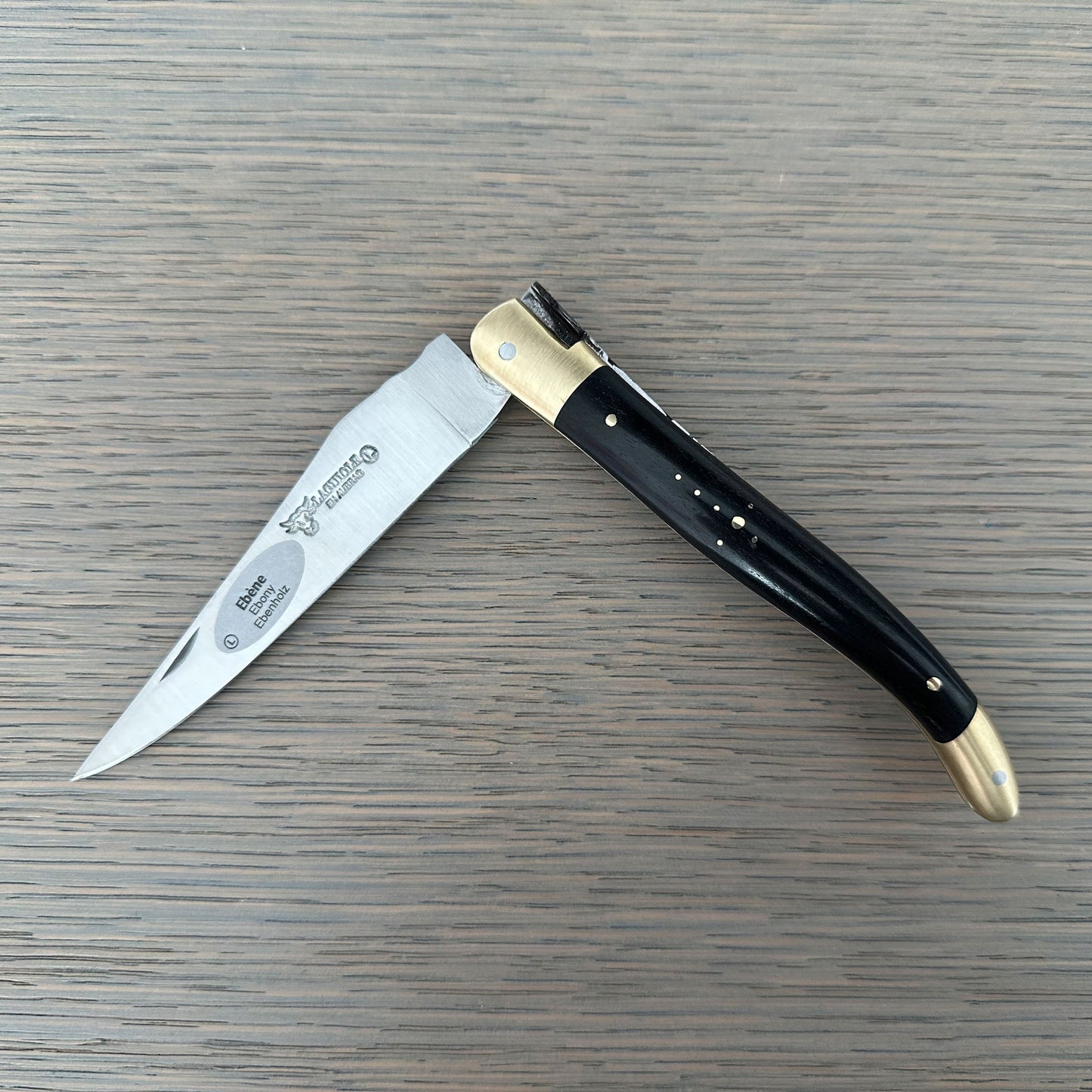 Laguiole en Aubracブラッシュドハンドクラフトラグジュアリーダブルプレートマルチパーパスナイフ、バックアイブルーハンドル、4.75インチ