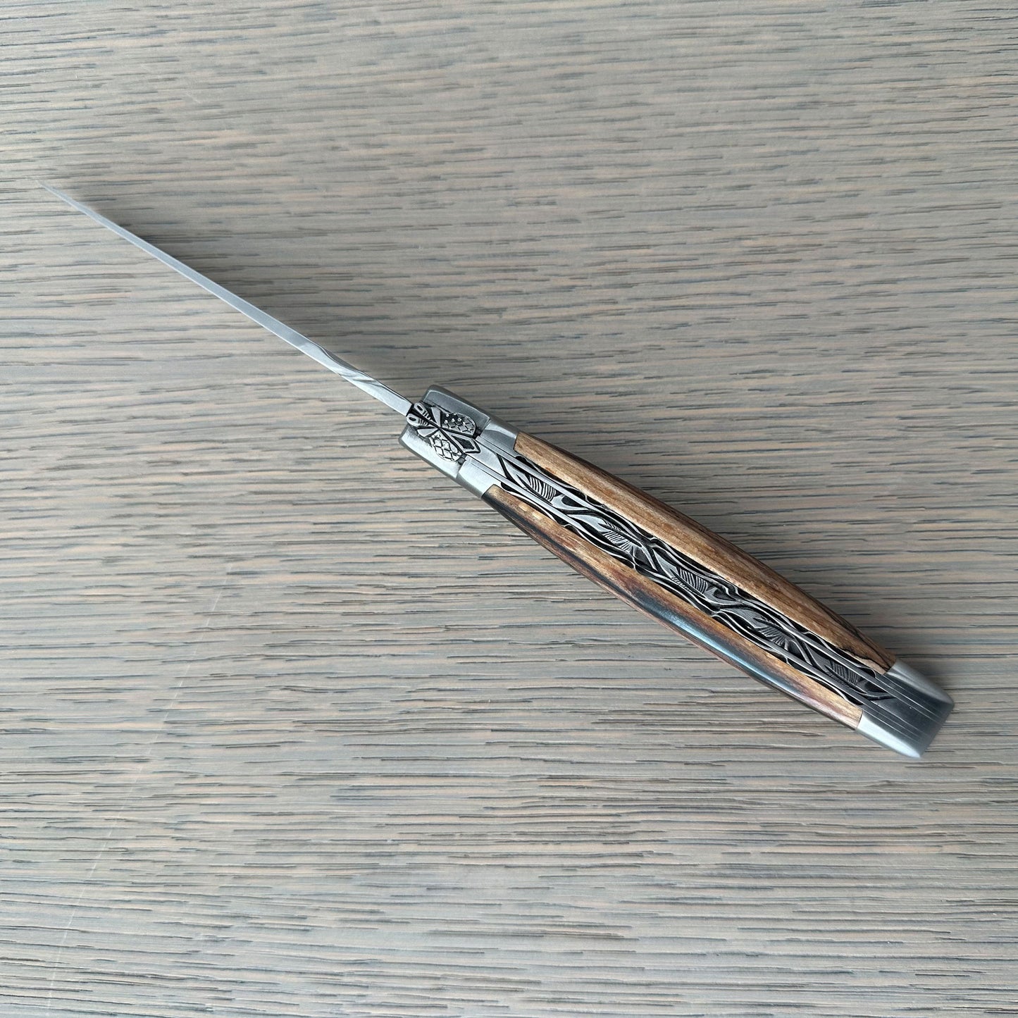 سكين Laguiole en Aubrac فاخر مصقول يدويًا مزدوج متعدد الأغراض مع مقبض أزرق Buckeye ، 4.75-inch