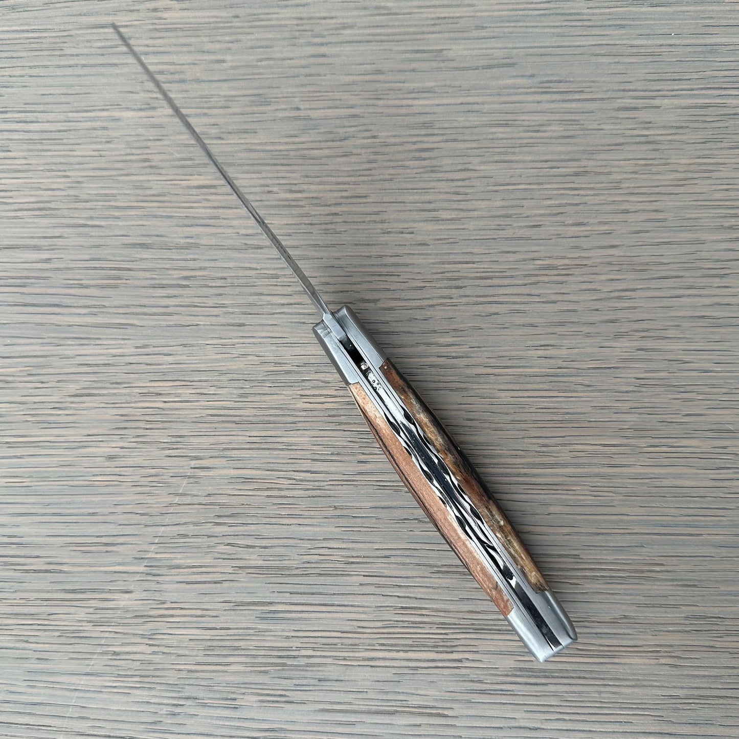 سكين Laguiole en Aubrac فاخر مصقول يدويًا مزدوج متعدد الأغراض مع مقبض أزرق Buckeye ، 4.75-inch