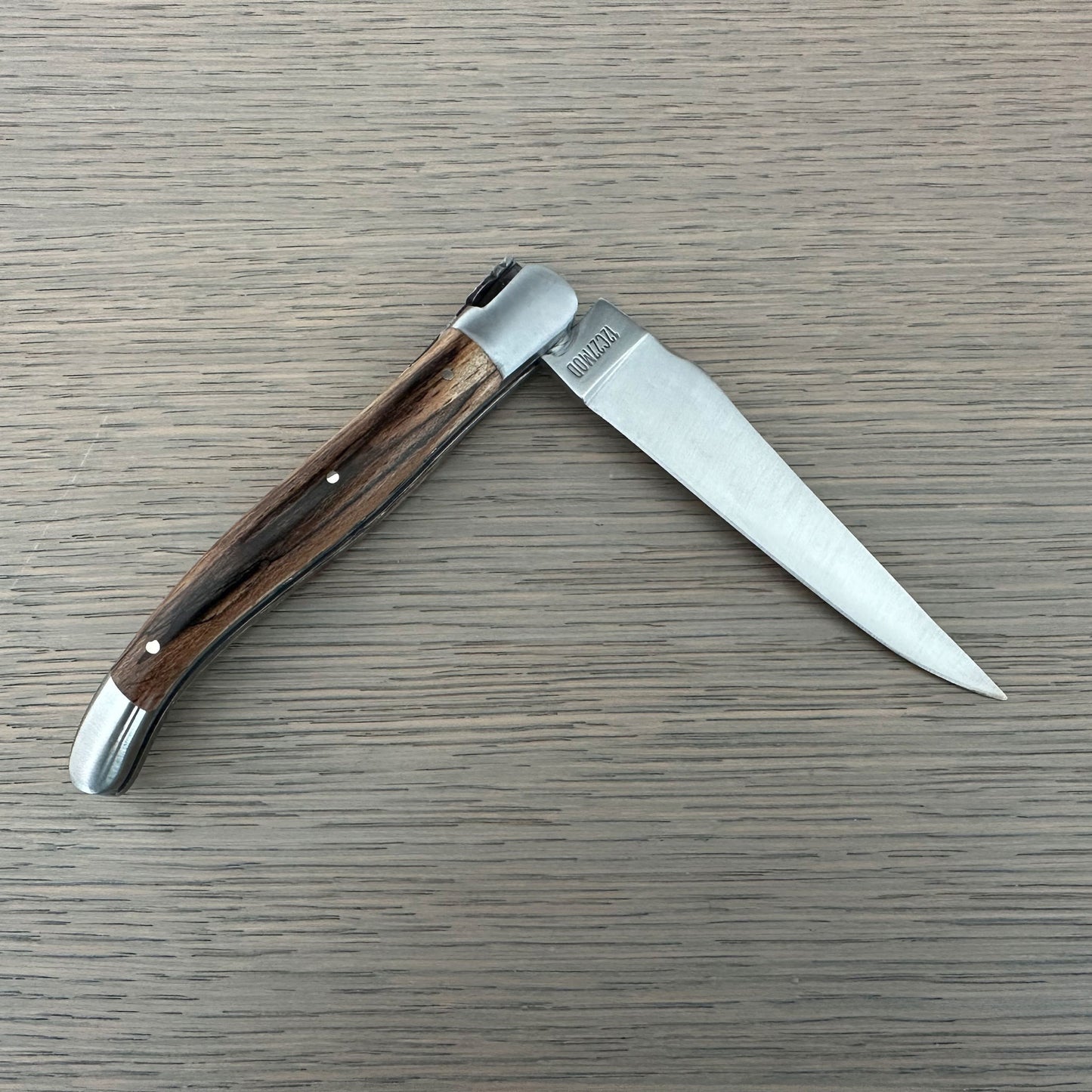 سكين Laguiole en Aubrac فاخر مصقول يدويًا مزدوج متعدد الأغراض مع مقبض أزرق Buckeye ، 4.75-inch