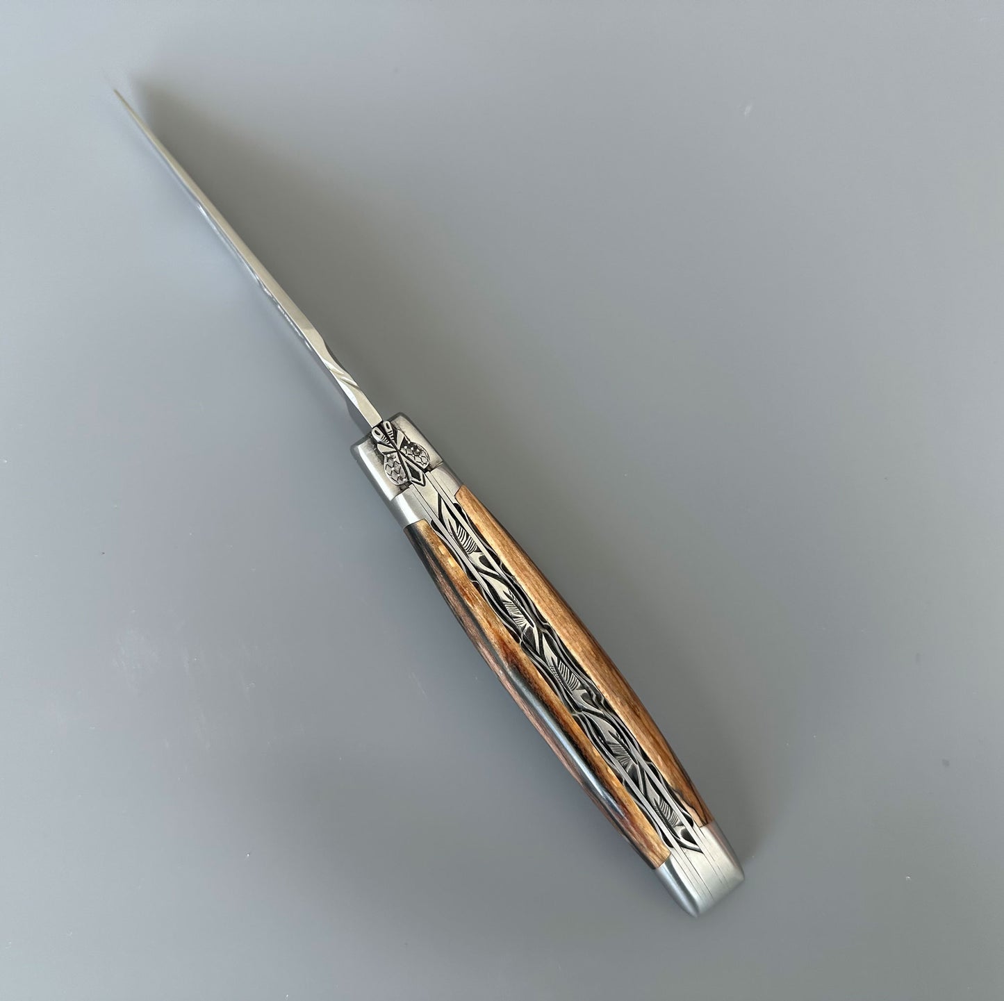سكين Laguiole en Aubrac فاخر مصقول يدويًا مزدوج متعدد الأغراض مع مقبض أزرق Buckeye ، 4.75-inch
