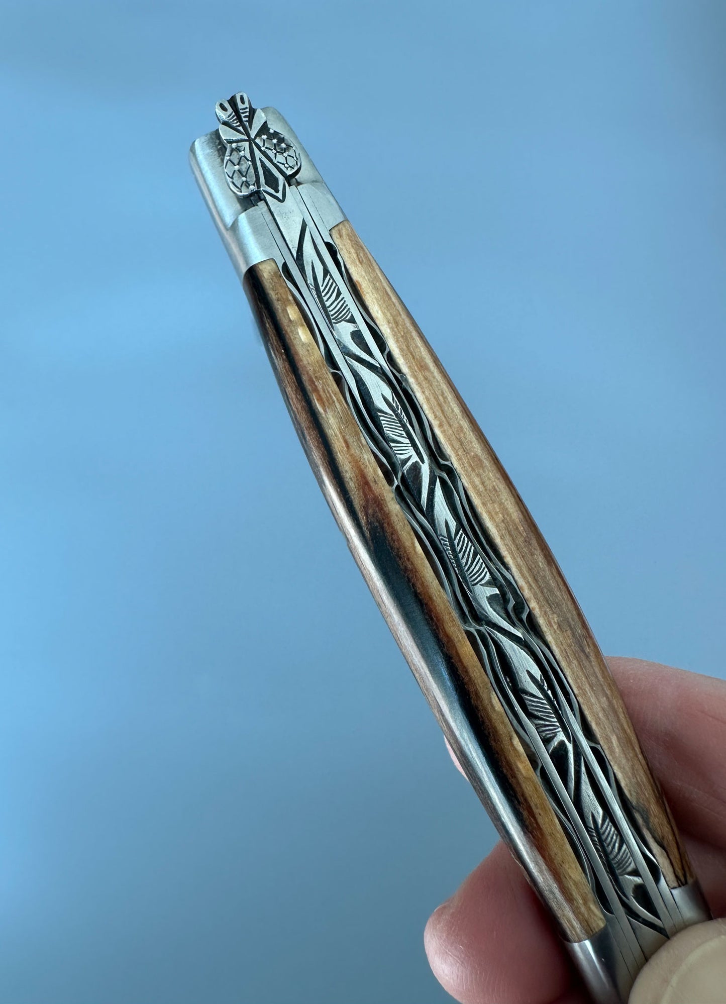 سكين Laguiole en Aubrac فاخر مصقول يدويًا مزدوج متعدد الأغراض مع مقبض أزرق Buckeye ، 4.75-inch