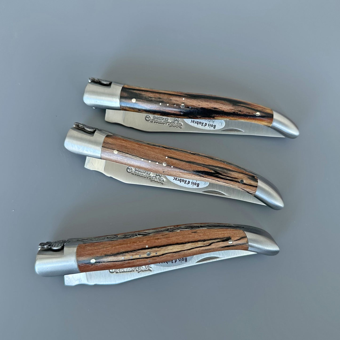 سكين Laguiole en Aubrac فاخر مصقول يدويًا مزدوج متعدد الأغراض مع مقبض أزرق Buckeye ، 4.75-inch