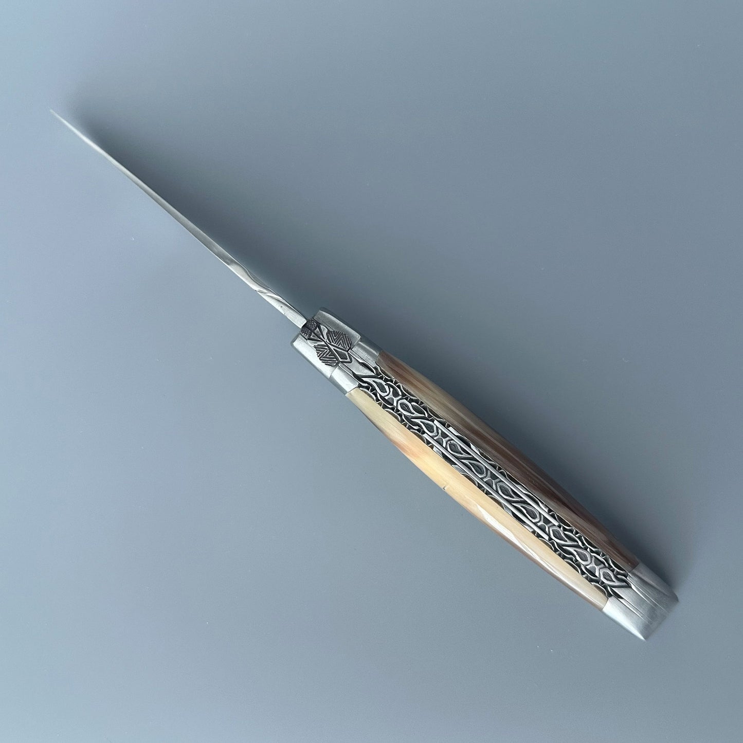 Laguiole en Aubrac Cuchillo multiusos de lujo doble chapado hecho a mano cepillado con mango azul Buckeye, 4.75 pulgadas