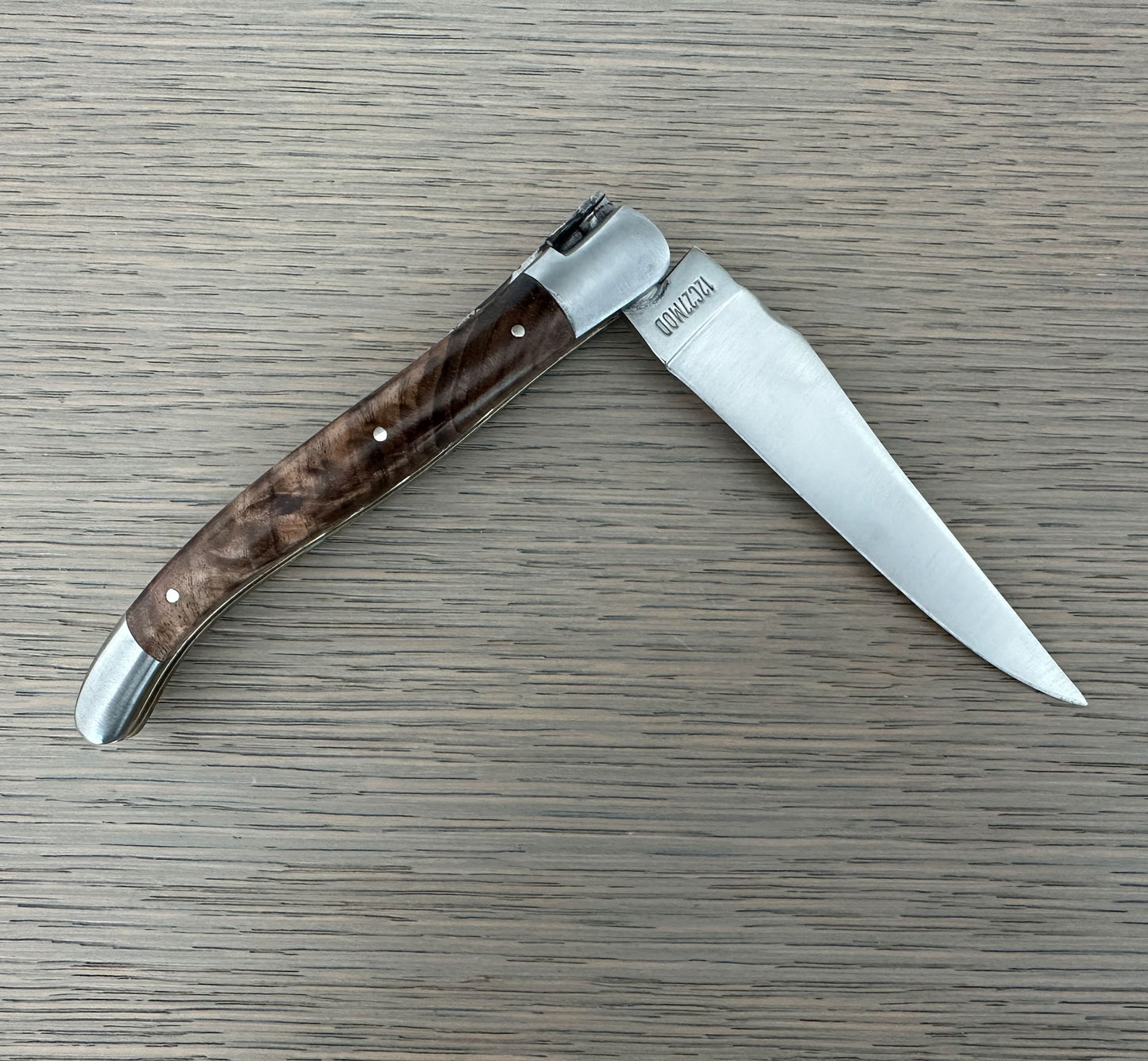 Laguiole en Aubracブラッシュドハンドクラフトラグジュアリーダブルプレートマルチパーパスナイフ、バックアイブルーハンドル、4.75インチ