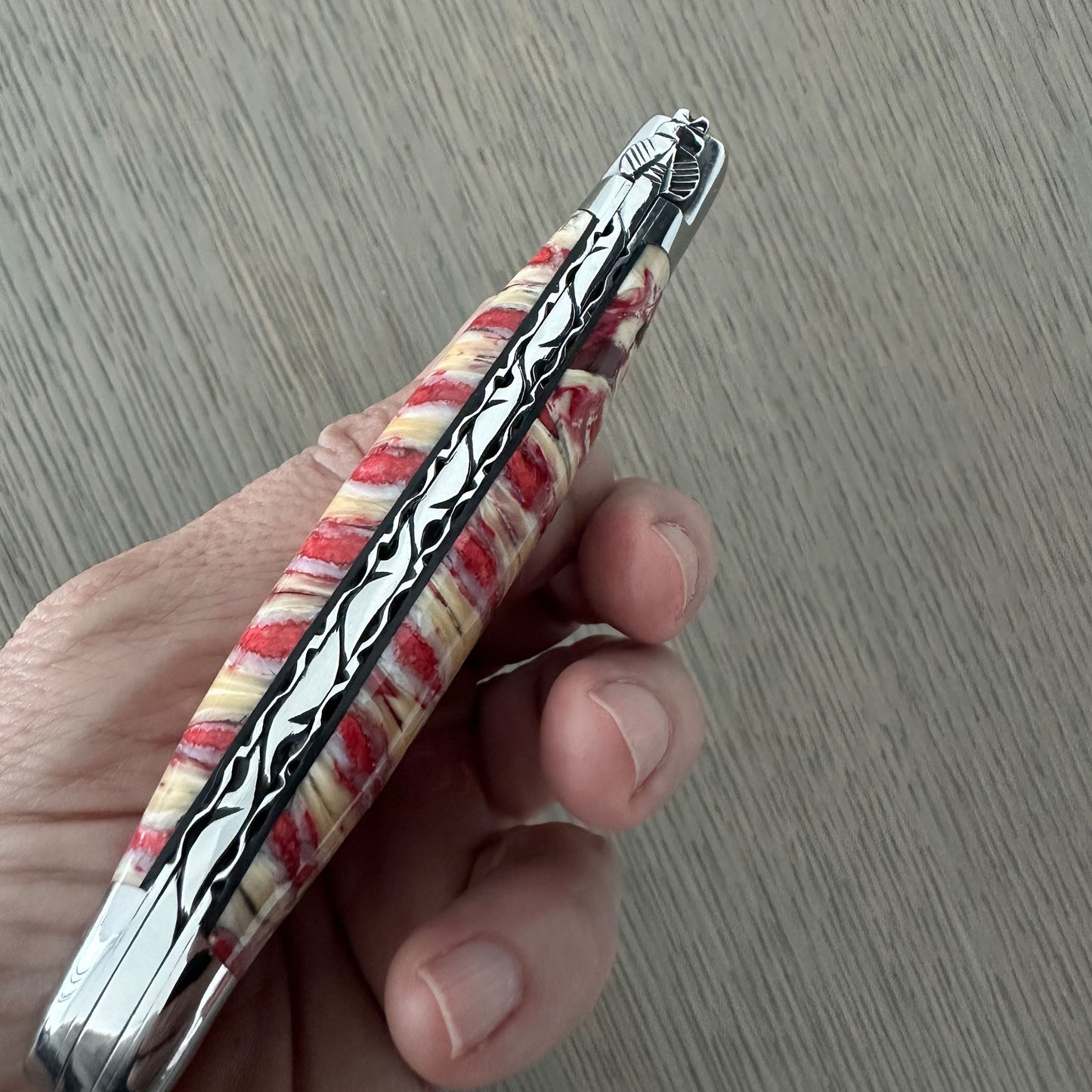 มีดเอนกประสงค์ Laguiole en Aubrac Handcrafted Doble Plated with Shiny Bolsters, Red Mollar Handle, 4.75 นิ้ว
