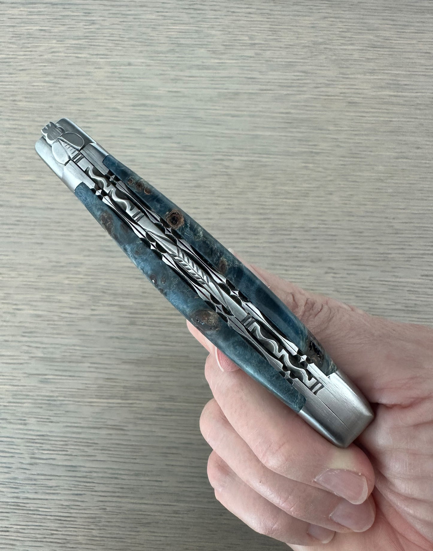 Laguiole en Aubrac Brushed Handcrafted Luxury Double Plated Multipurpose Knife with Buckeye Blue Handle, 4.75 นิ้ว