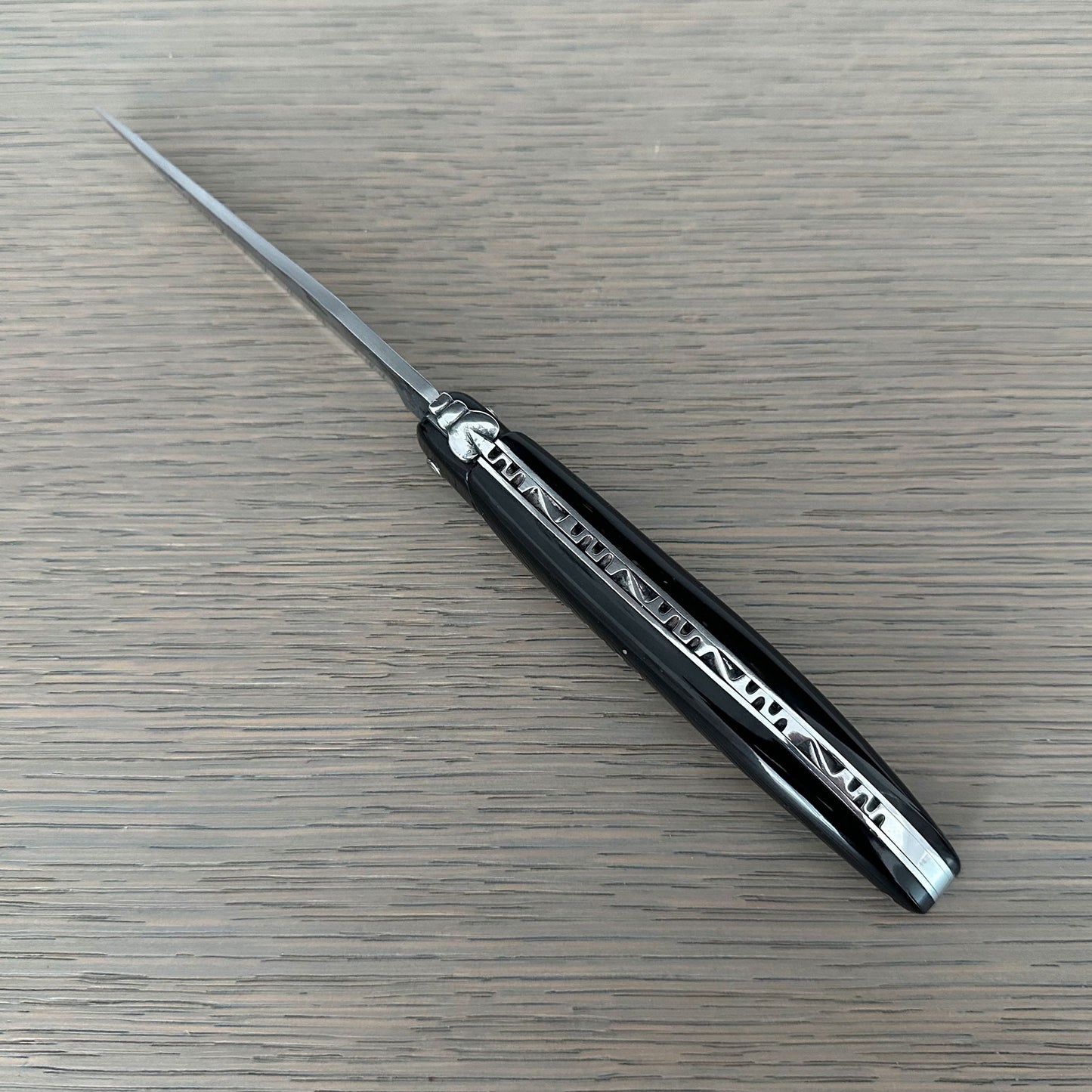 Laguiole en Aubrac Handcrafted Limited Edition Rough Forged Blade Cuchillo multiusos, mango de búfalo completo y abeja de hoja de roble, 4.75 pulgadas