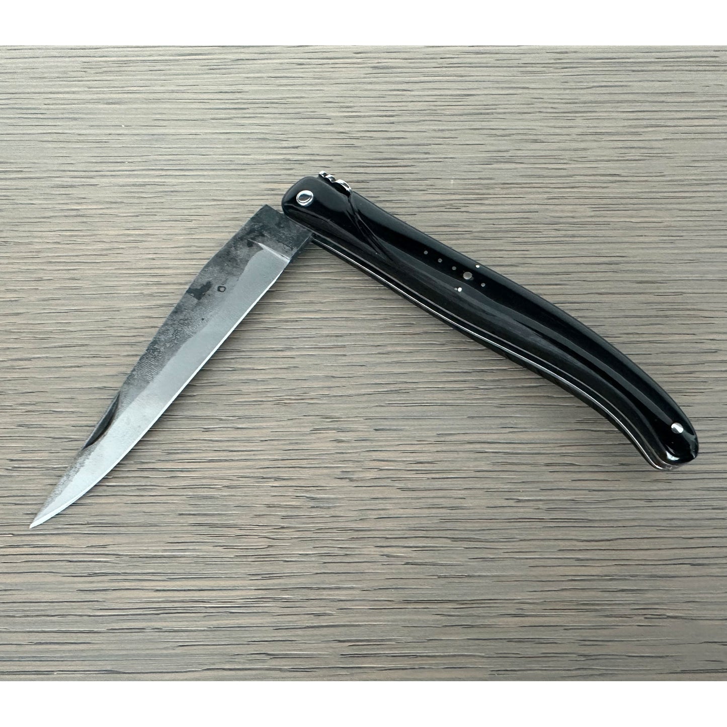 Laguiole en Aubrac Handcrafted Limited Edition Rough Forged Blade Cuchillo multiusos, mango de búfalo completo y abeja de hoja de roble, 4.75 pulgadas