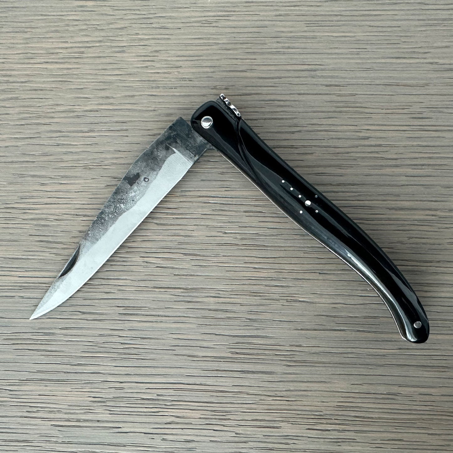 Laguiole en Aubrac Handcrafted Limited Edition Rough Forged Blade Cuchillo multiusos, mango de búfalo completo y abeja de hoja de roble, 4.75 pulgadas