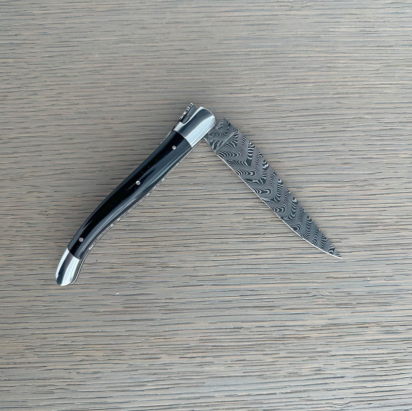 Laguiole en Aubrac Handcrafted Explosion Damascus Cuchillo multiusos de doble chapado con refuerzos brillantes, mango de cuerno de búfalo, 4.75 pulgadas