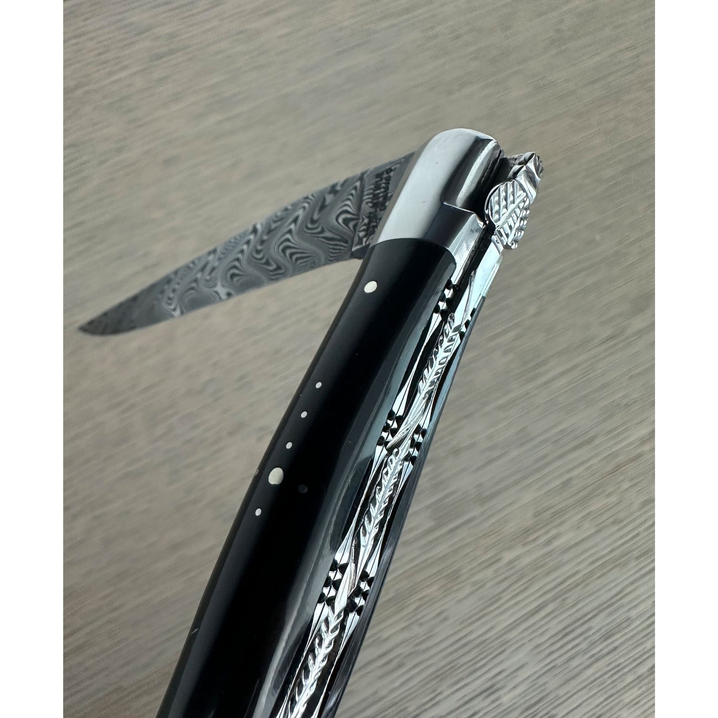 Laguiole en Aubrac Handcrafted Explosion Damascus Cuchillo multiusos de doble chapado con refuerzos brillantes, mango de cuerno de búfalo, 4.75 pulgadas