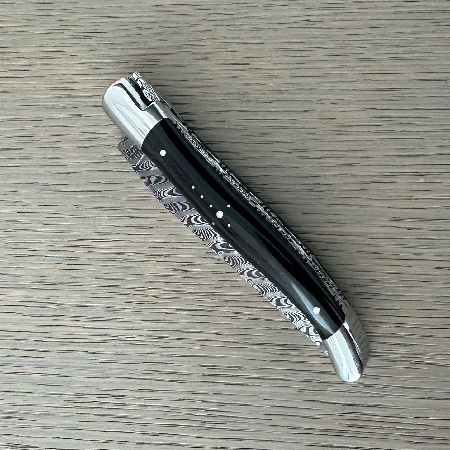 Laguiole en Aubrac Handcrafted Explosion Damascus Cuchillo multiusos de doble chapado con refuerzos brillantes, mango de cuerno de búfalo, 4.75 pulgadas