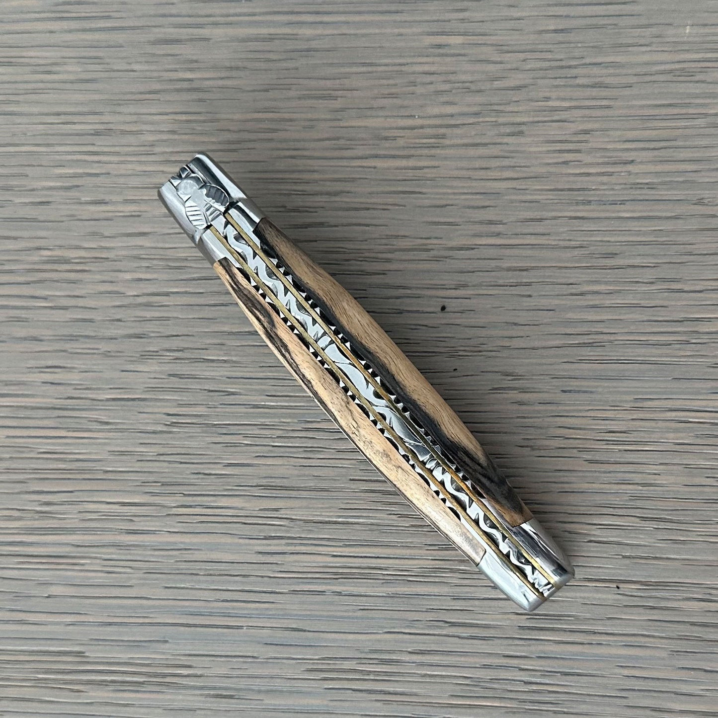 Laguiole en Aubrac Cuchillo multiusos hecho a mano con doble latón y placas de acero inoxidable, mango de madera de ébano real, hoja forjada en bruto, 4.75 pulgadas