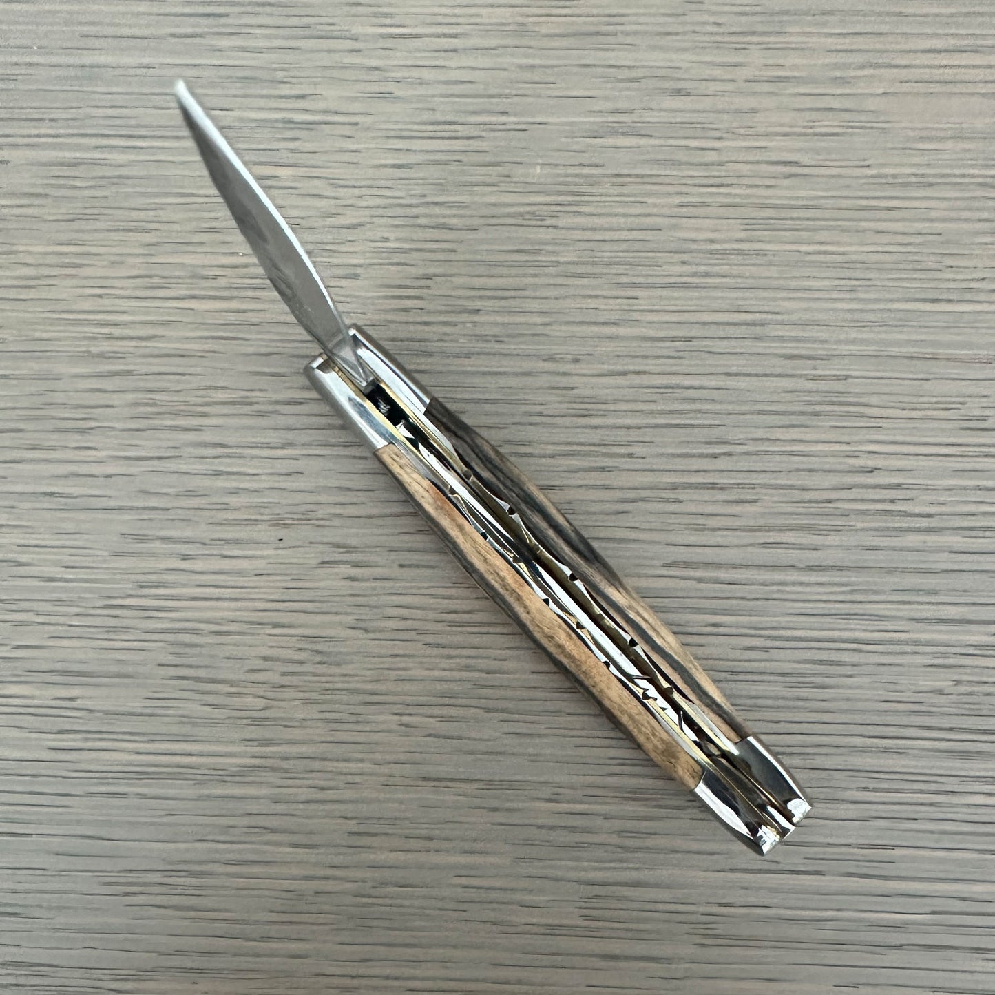 Laguiole en Aubrac Cuchillo multiusos hecho a mano con doble latón y placas de acero inoxidable, mango de madera de ébano real, hoja forjada en bruto, 4.75 pulgadas