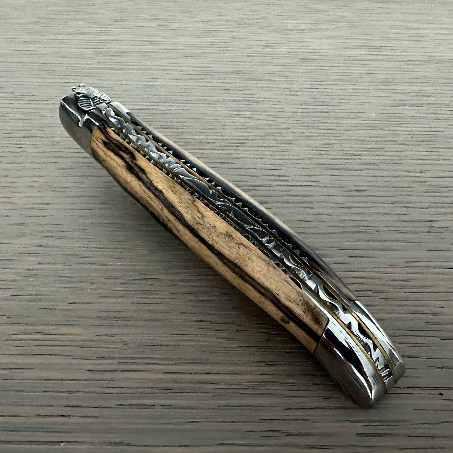 Laguiole en Aubrac Cuchillo multiusos hecho a mano con doble latón y placas de acero inoxidable, mango de madera de ébano real, hoja forjada en bruto, 4.75 pulgadas