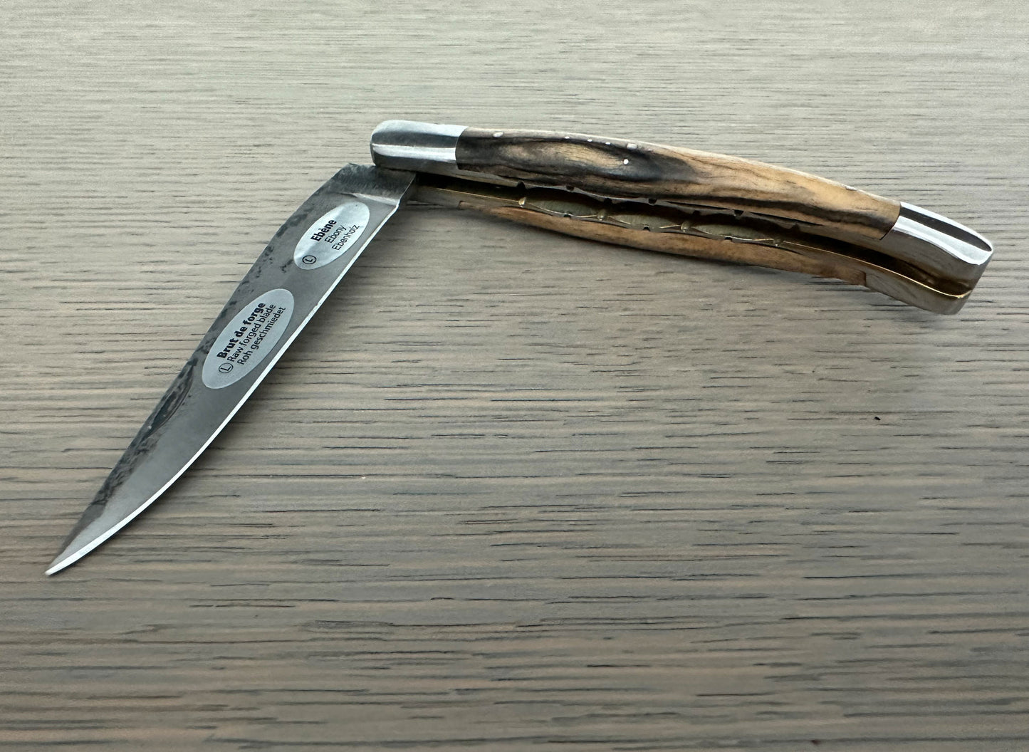 Laguiole en Aubrac Cuchillo multiusos hecho a mano con doble latón y placas de acero inoxidable, mango de madera de ébano real, hoja forjada en bruto, 4.75 pulgadas