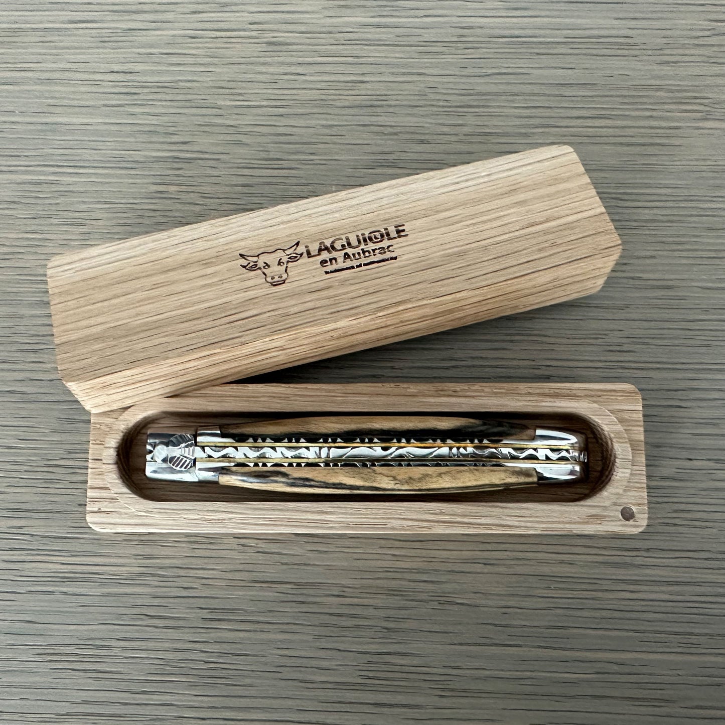 Laguiole en Aubrac Cuchillo multiusos hecho a mano con doble latón y placas de acero inoxidable, mango de madera de ébano real, hoja forjada en bruto, 4.75 pulgadas