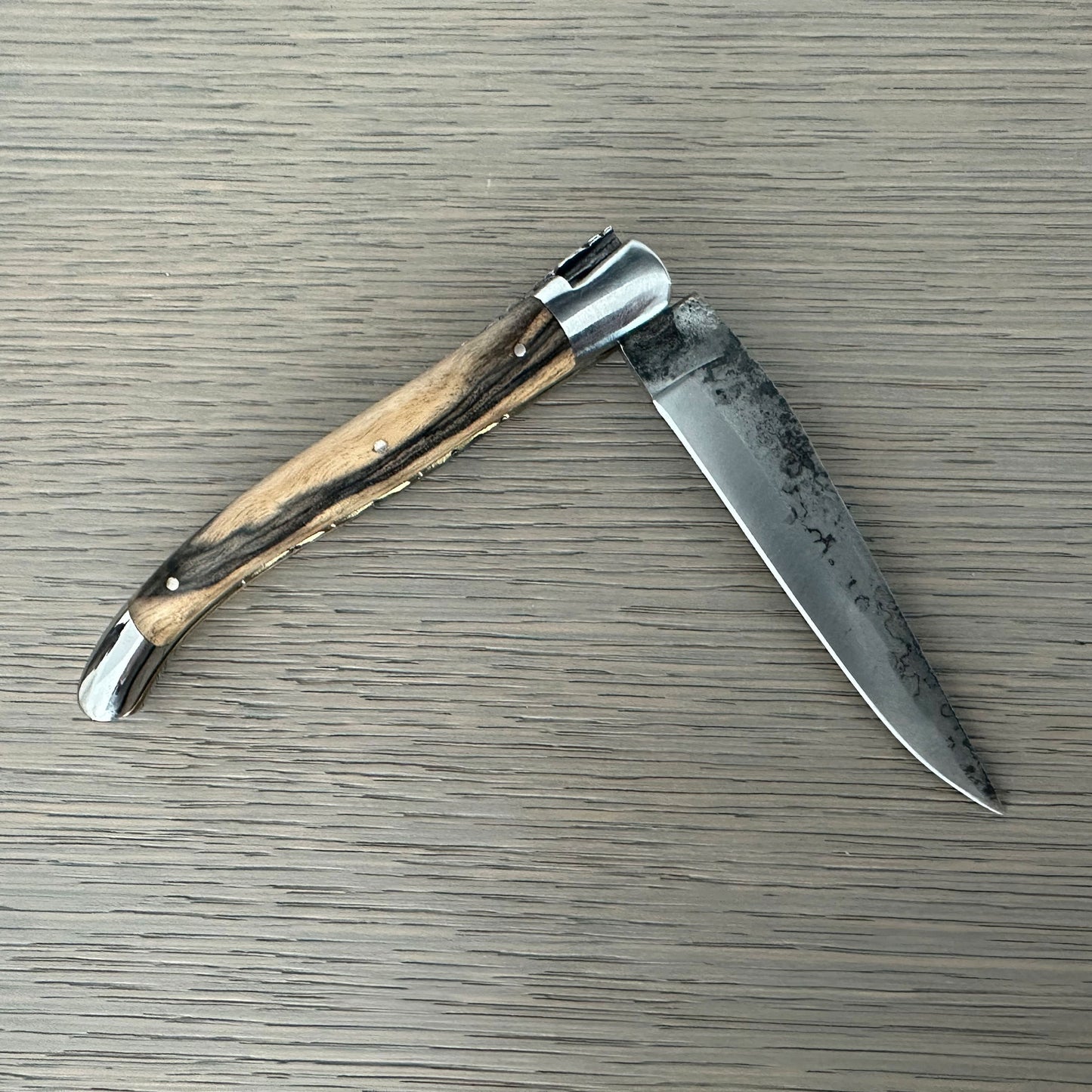 Laguiole en Aubrac Cuchillo multiusos hecho a mano con doble latón y placas de acero inoxidable, mango de madera de ébano real, hoja forjada en bruto, 4.75 pulgadas