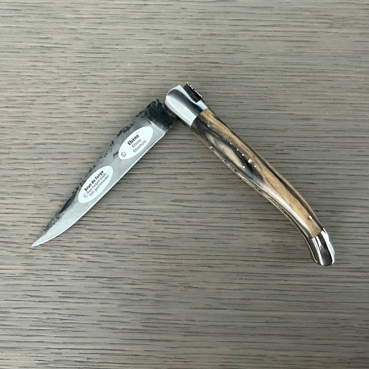 Laguiole en Aubrac Cuchillo multiusos hecho a mano con doble latón y placas de acero inoxidable, mango de madera de ébano real, hoja forjada en bruto, 4.75 pulgadas