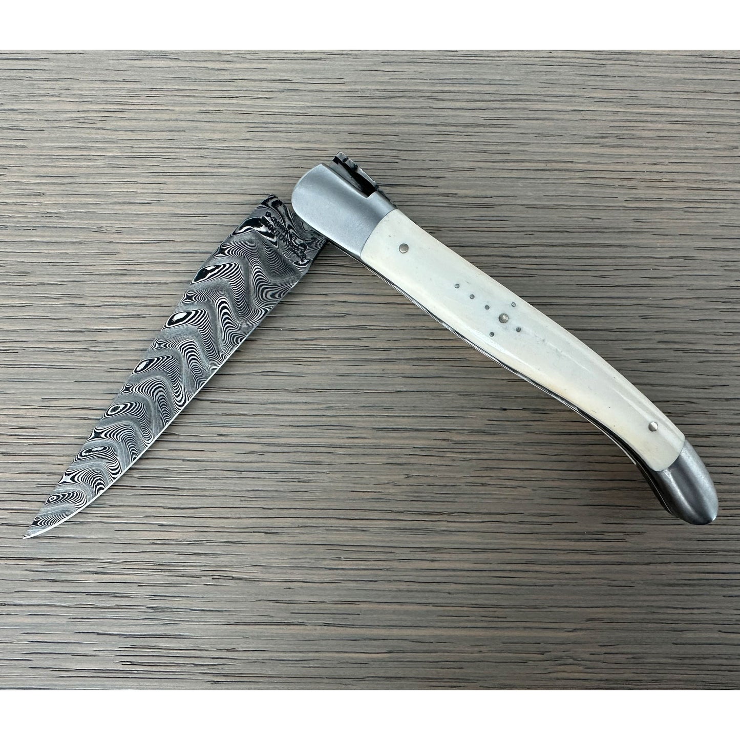 Laguiole en Aubrac 手工爆炸大马士革双层多用途刀，带闪亮枕垫，水牛角手柄，4.75 英寸