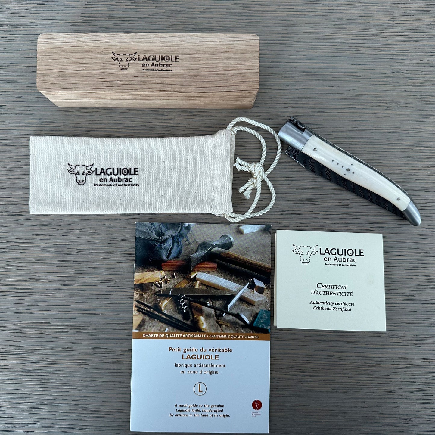 Laguiole en Aubrac 手工爆炸大马士革双层多用途刀，带闪亮枕垫，水牛角手柄，4.75 英寸