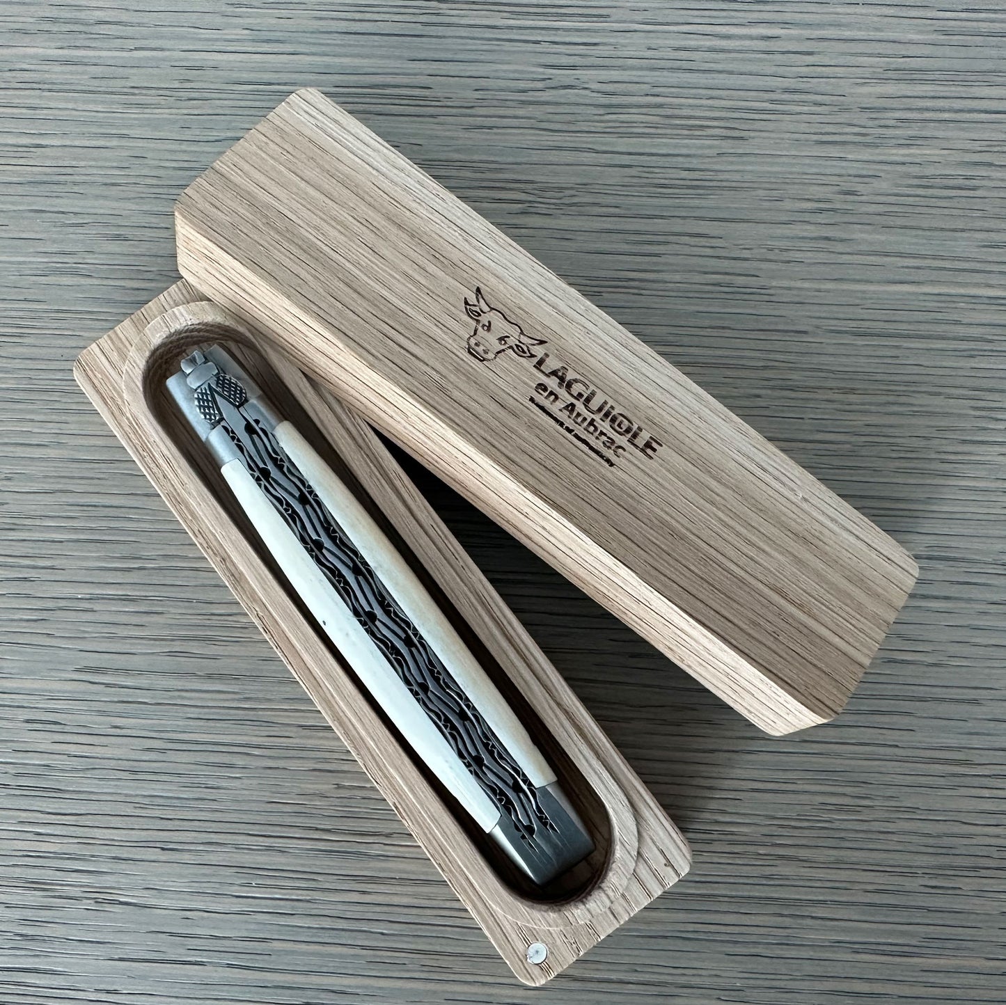 Laguiole en Aubrac 手工爆炸大马士革双层多用途刀，带闪亮枕垫，水牛角手柄，4.75 英寸