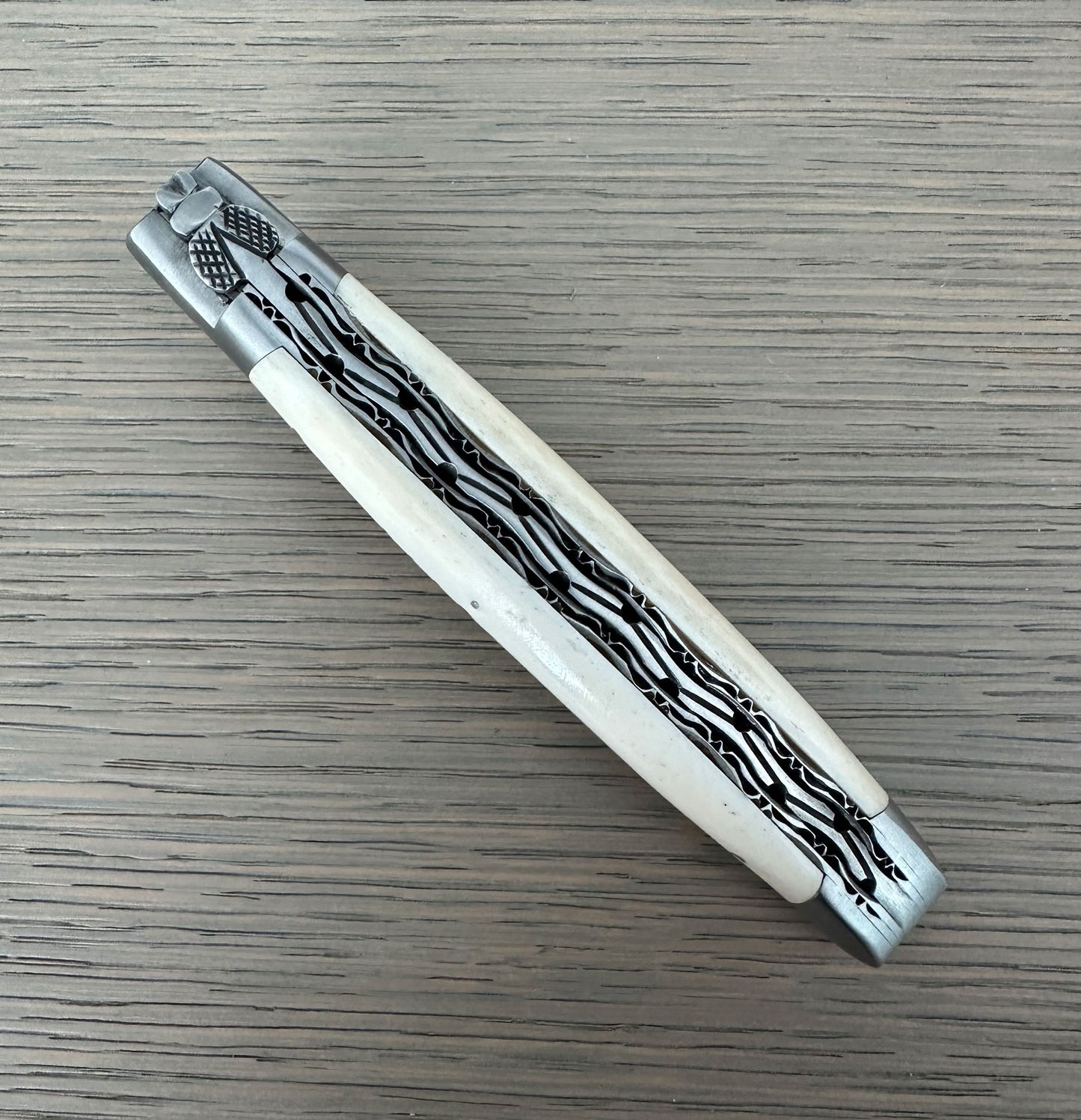 Laguiole en Aubrac 手工爆炸大马士革双层多用途刀，带闪亮枕垫，水牛角手柄，4.75 英寸