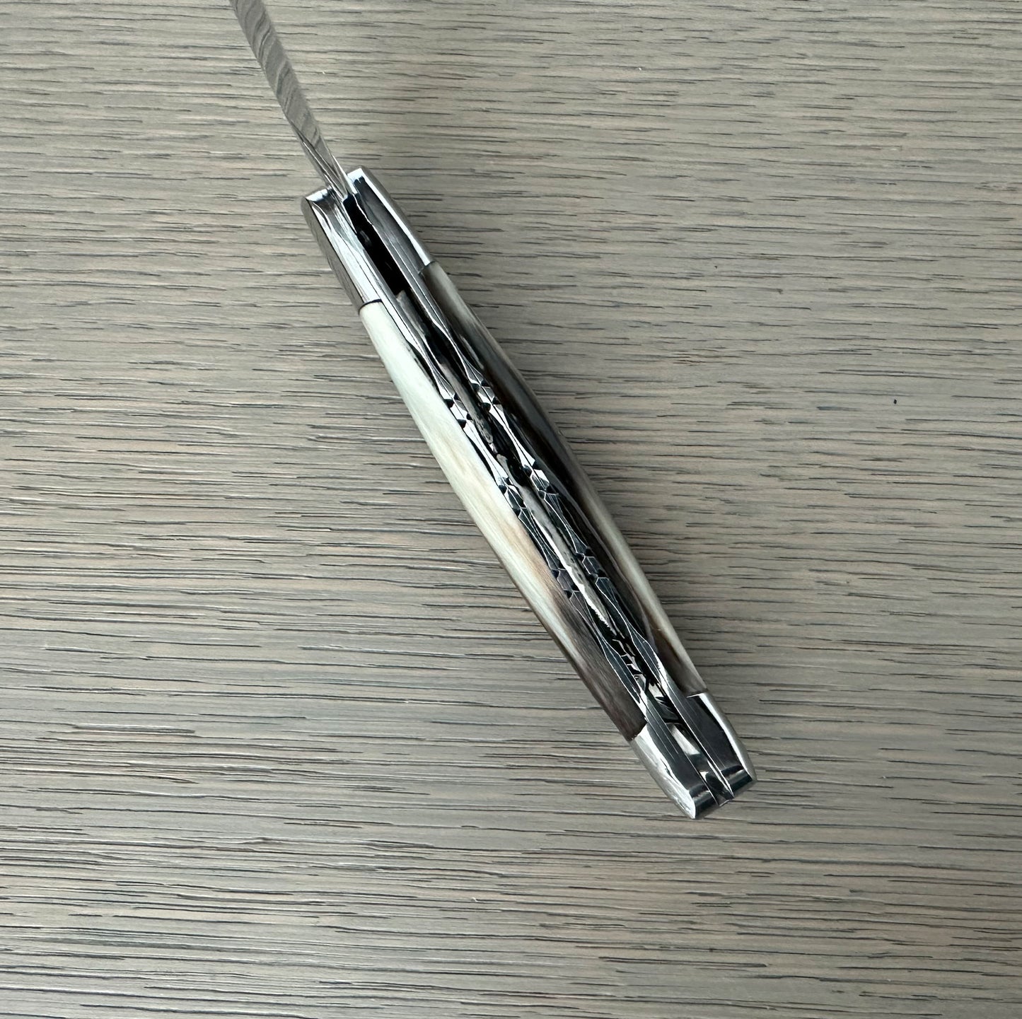 Laguiole en Aubrac Cuchillo multiusos hecho a mano de doble placa con refuerzos brillantes, mango de cuerno sólido, 4.75 pulgadas